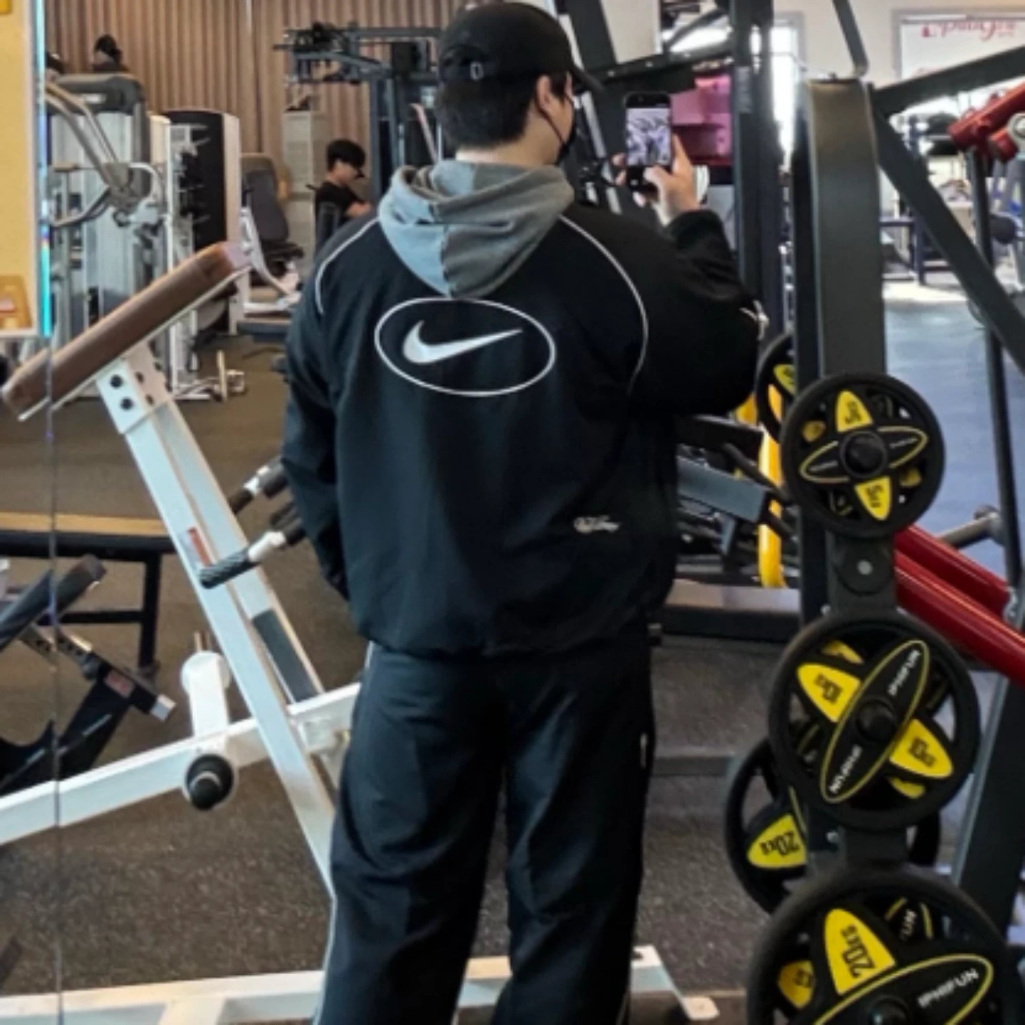 나이키 X 슈프림 트랙 자켓 착용 이미지