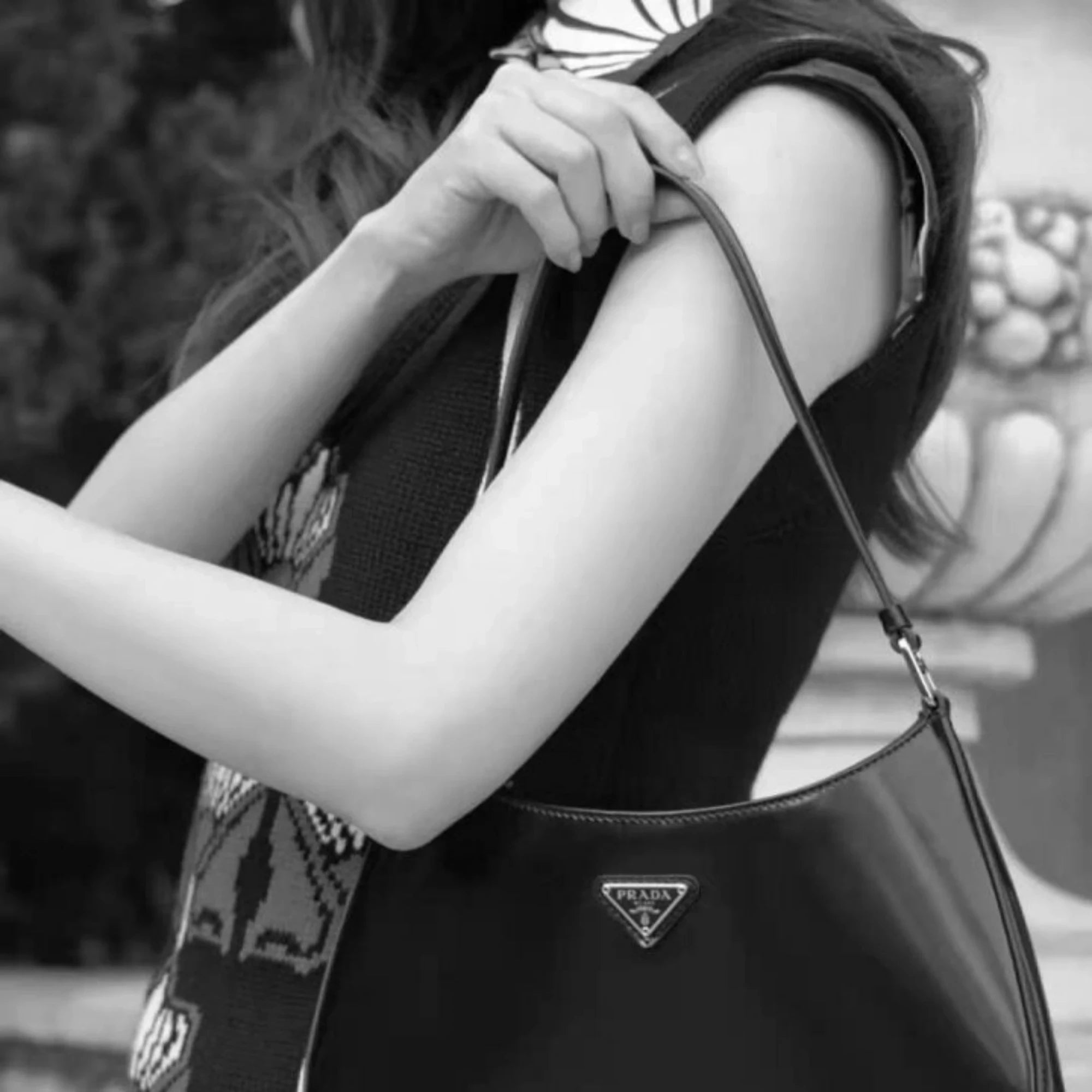 프라다 클레오 브러시드 가죽 숄더백 착용 이미지