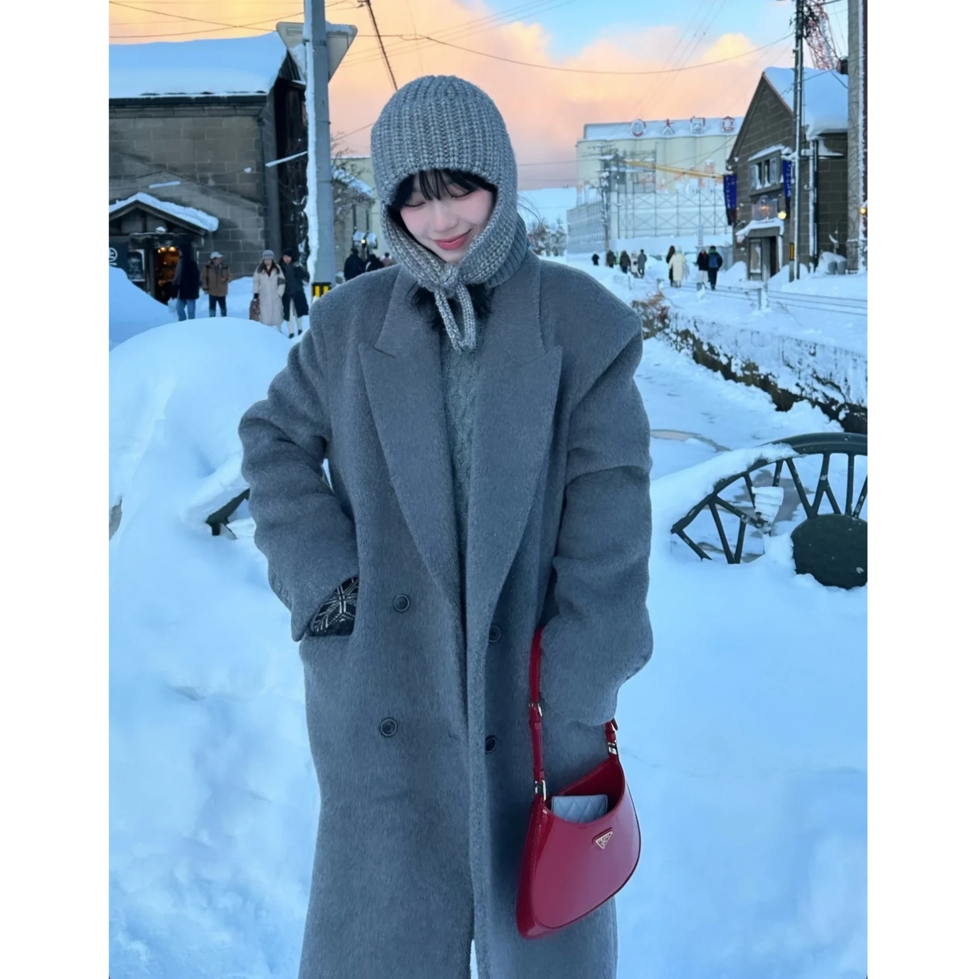 프라다 클레오 브러시드 가죽 숄더백 착용 이미지