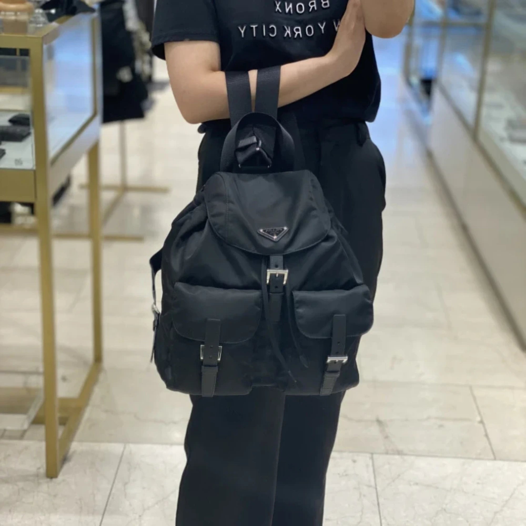 프라다 리나일론 미디움 백팩 1BZ811 착용 이미지