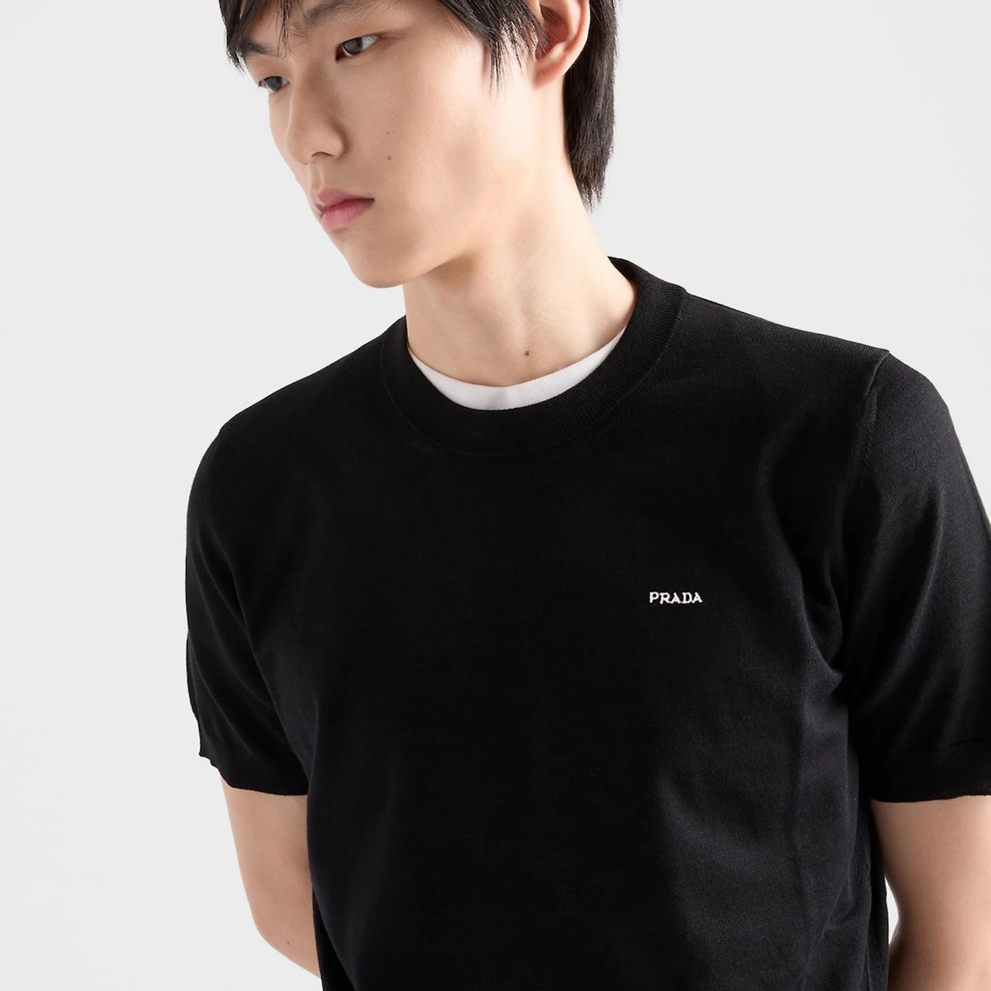 프라다 심플 로고 반팔 티셔츠 착용 이미지