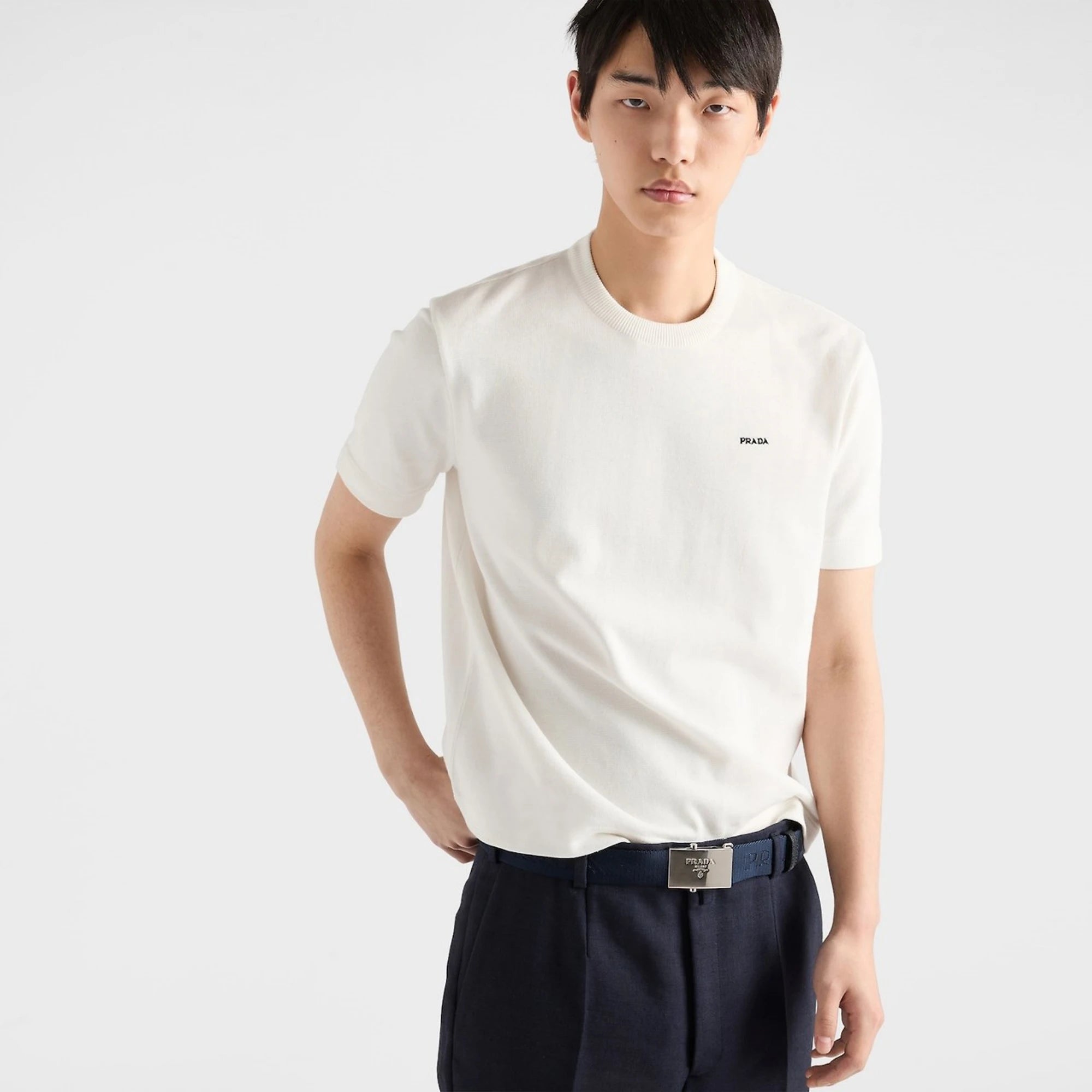 프라다 심플 로고 반팔 티셔츠 착용 이미지