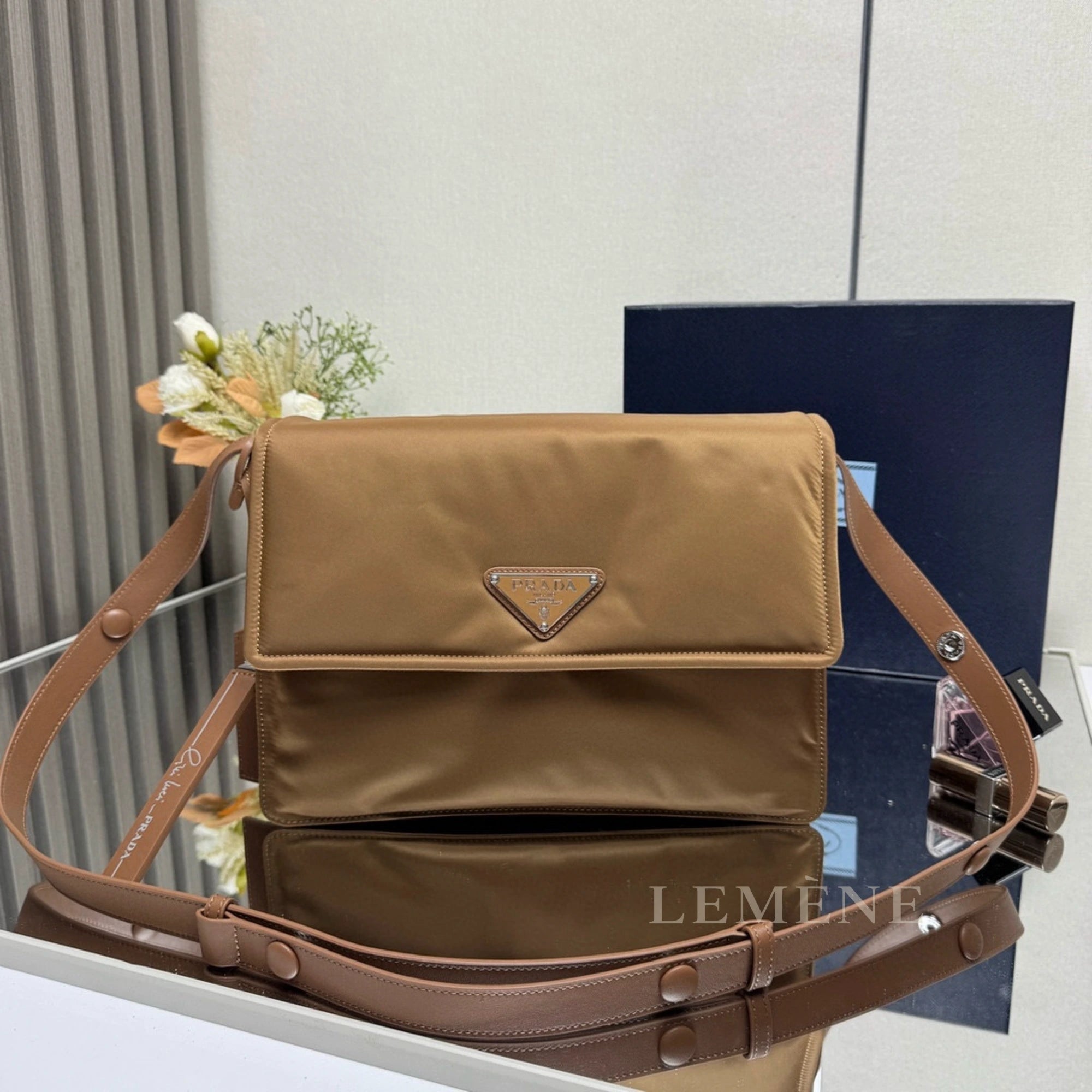 프라다 트래블러 미디엄 리나일론 패딩 숄더백 1BD255 디테일 이미지