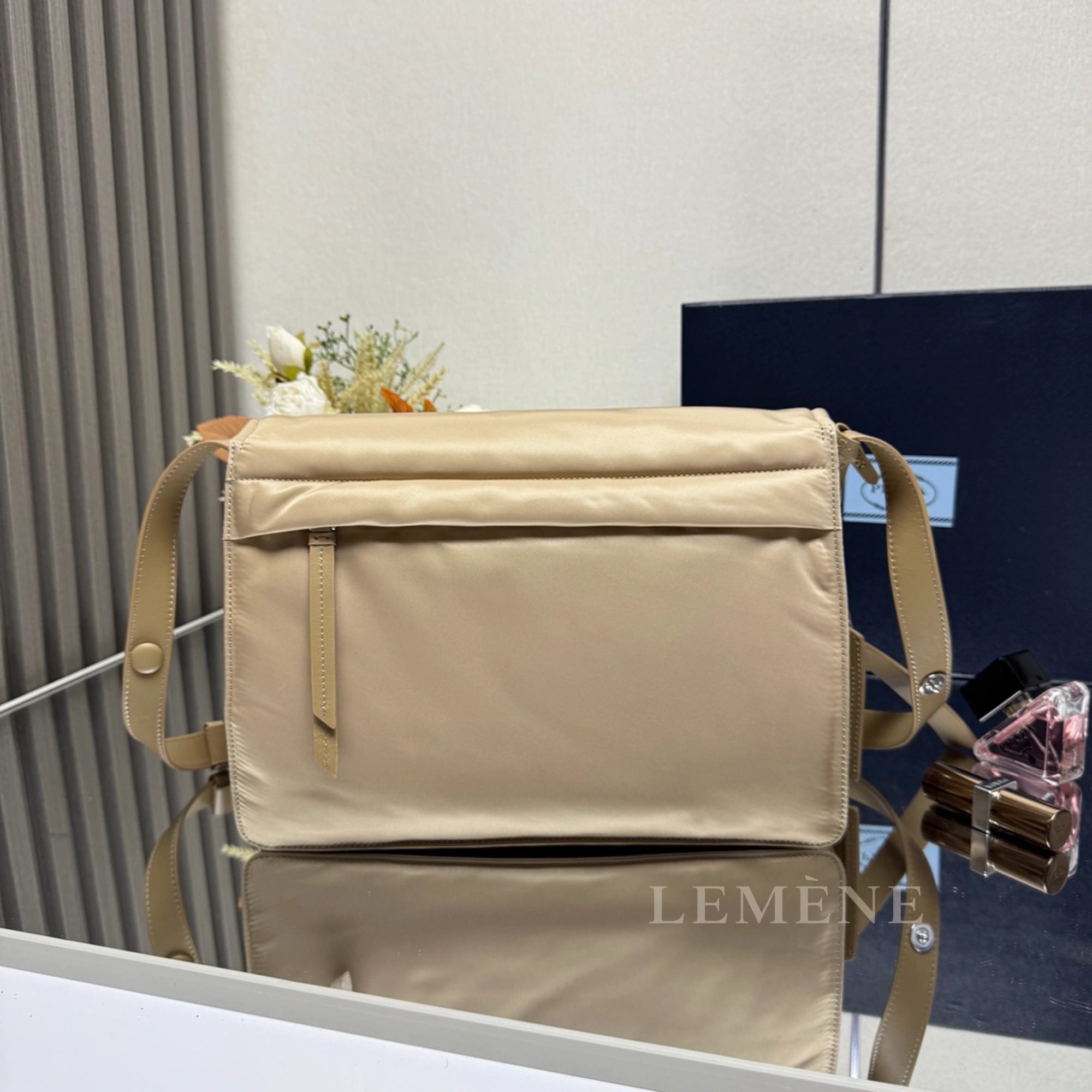 프라다 트래블러 미디엄 리나일론 패딩 숄더백 1BD255 디테일 이미지