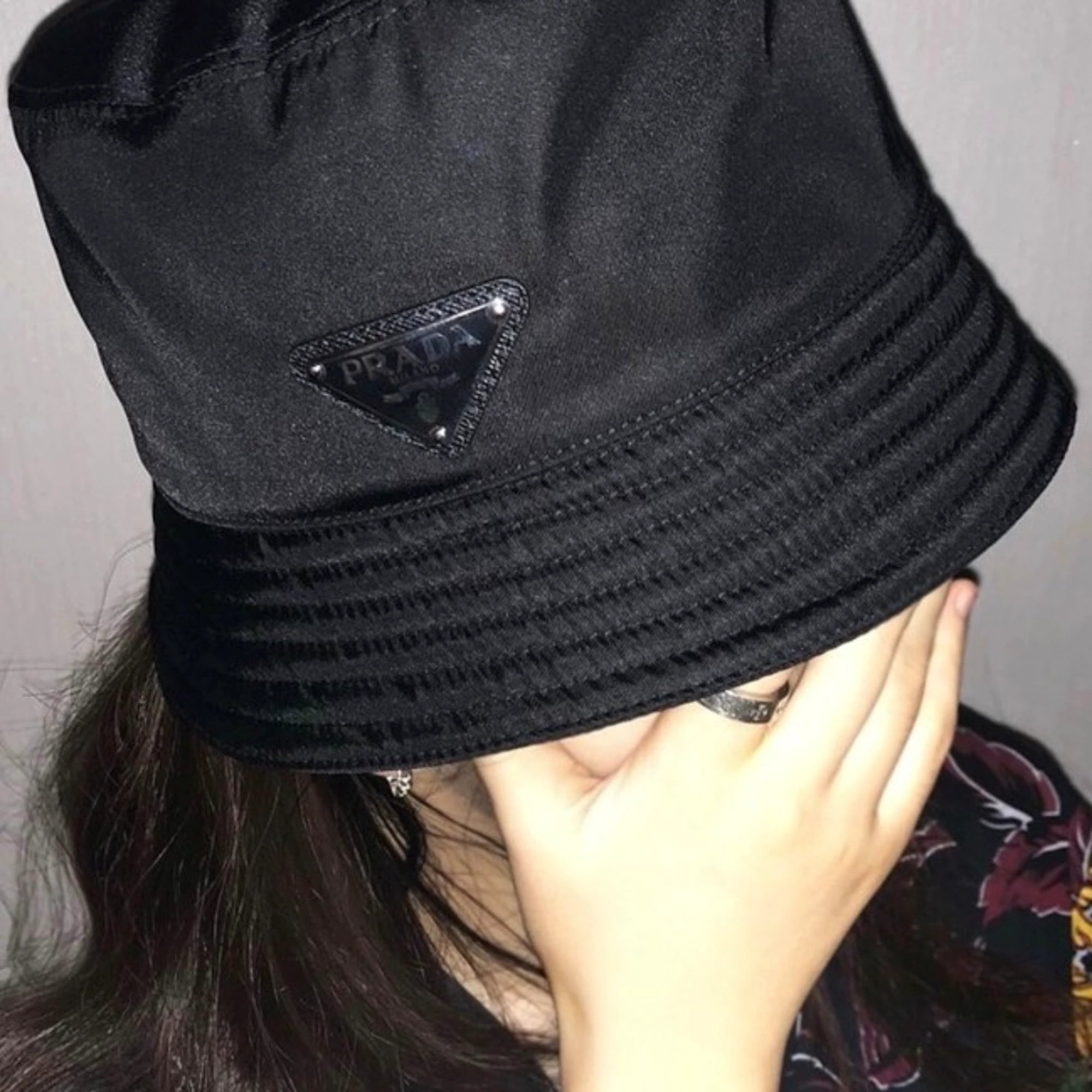프라다 삼각로고 버킷햇 착용 이미지