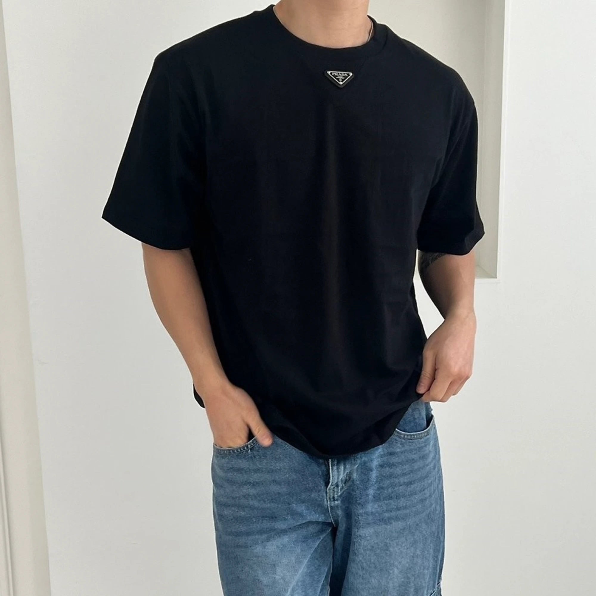 프라다 삼각로고 반팔 티셔츠 착용 이미지