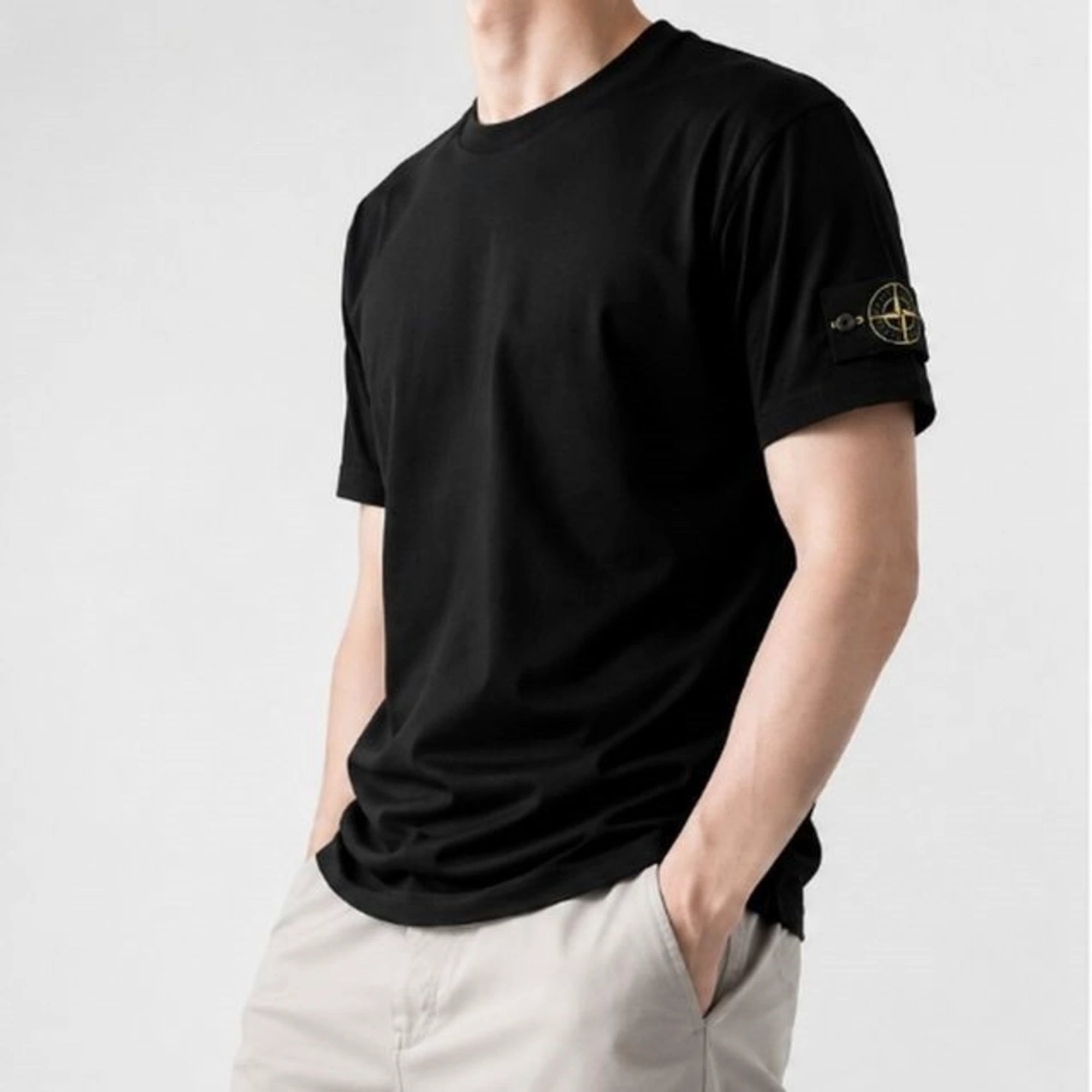 스톤 아일랜드 소매 와펜 반팔 티셔츠 착용 이미지
