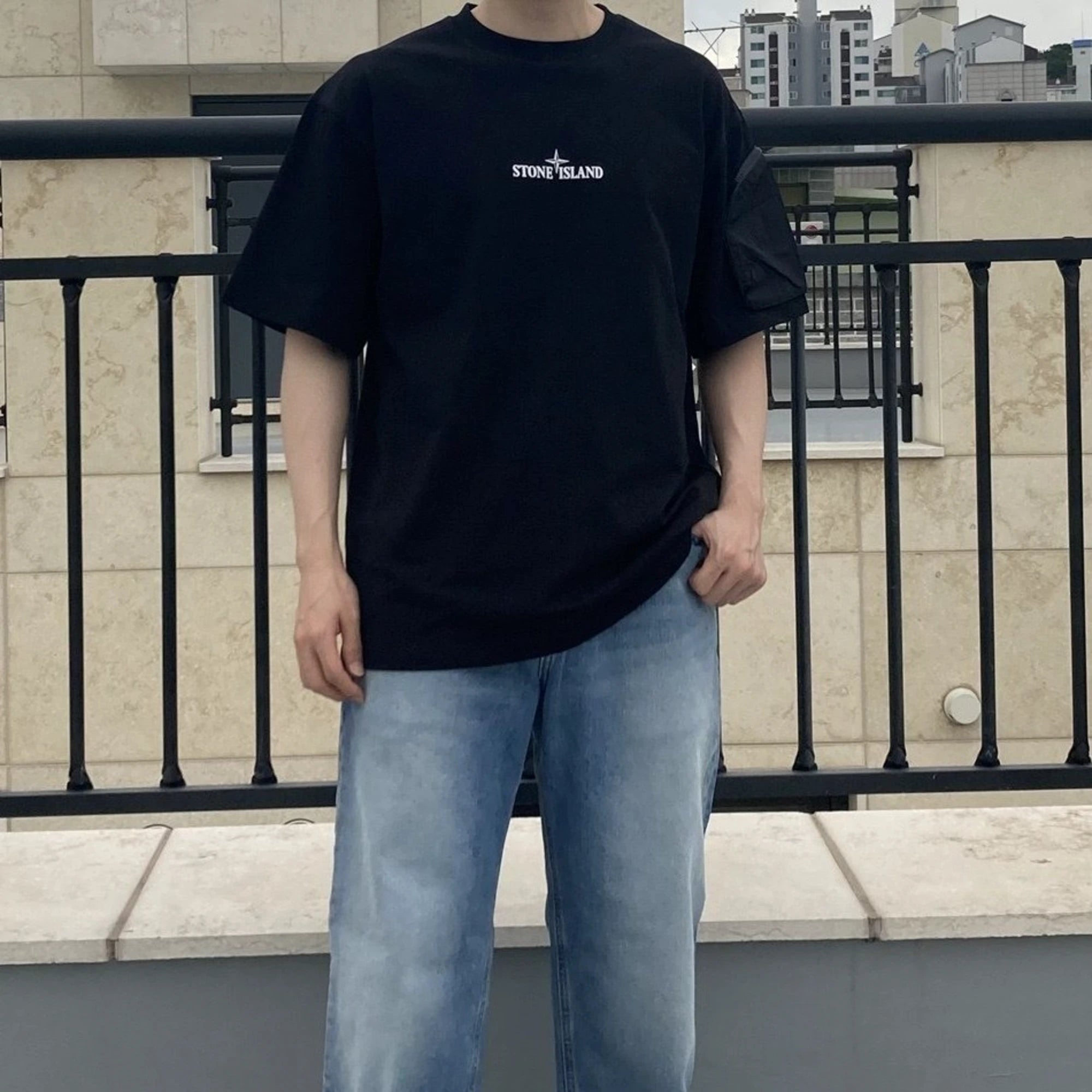스톤 아일랜드 소매 포켓 반팔 티셔츠 착용 이미지
