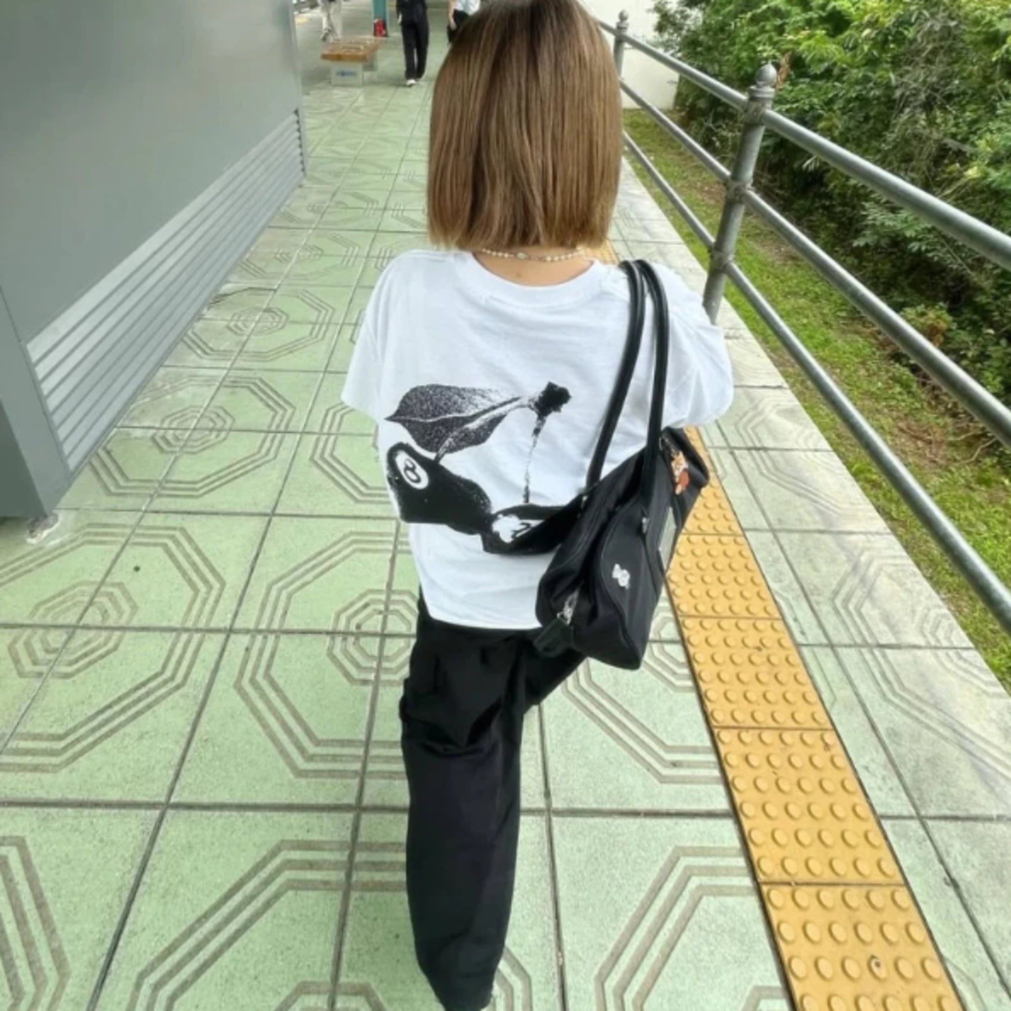 스투시 체리 오버핏 반팔 티셔츠 착용 이미지