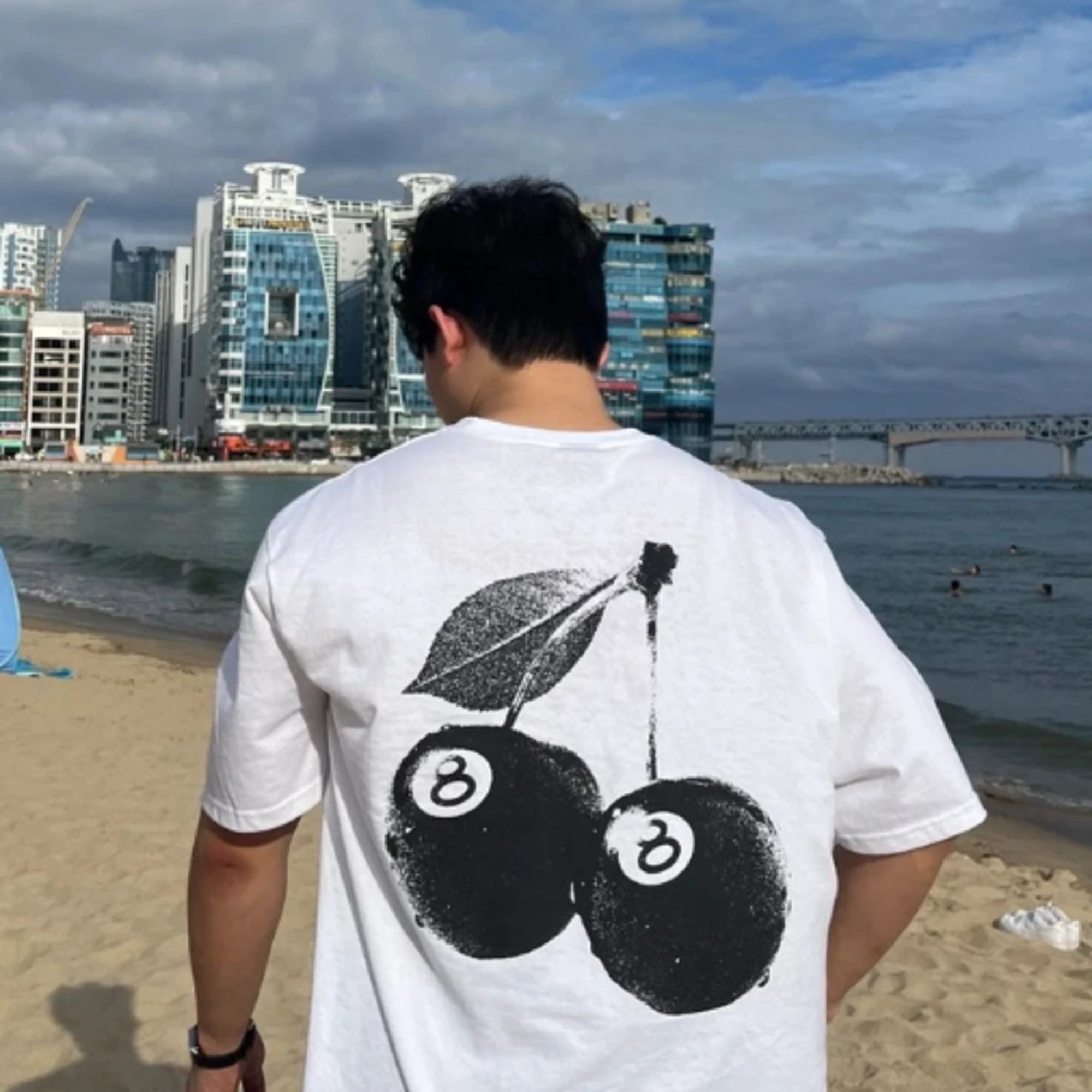 스투시 체리 오버핏 반팔 티셔츠 착용 이미지