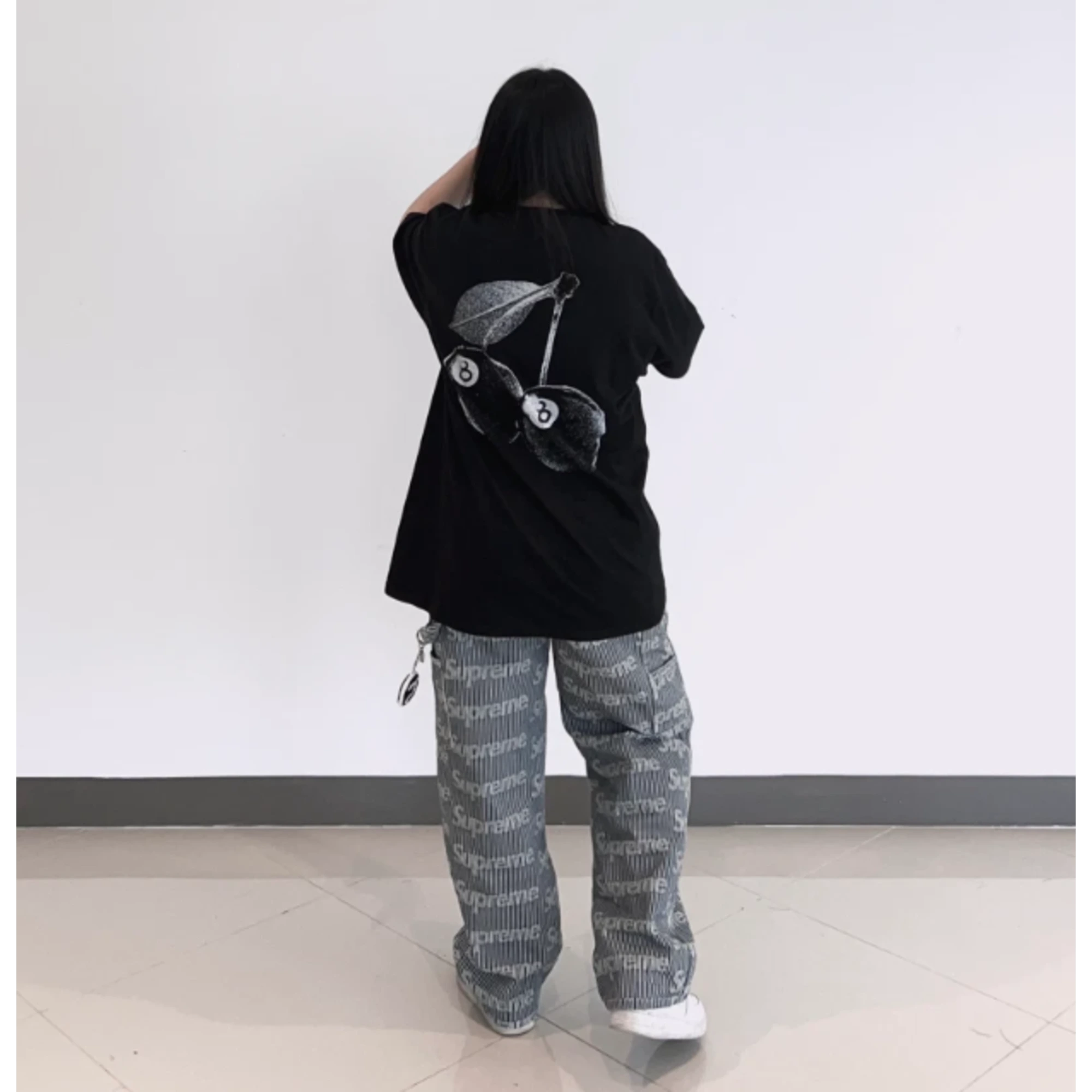 스투시 체리 오버핏 반팔 티셔츠 착용 이미지