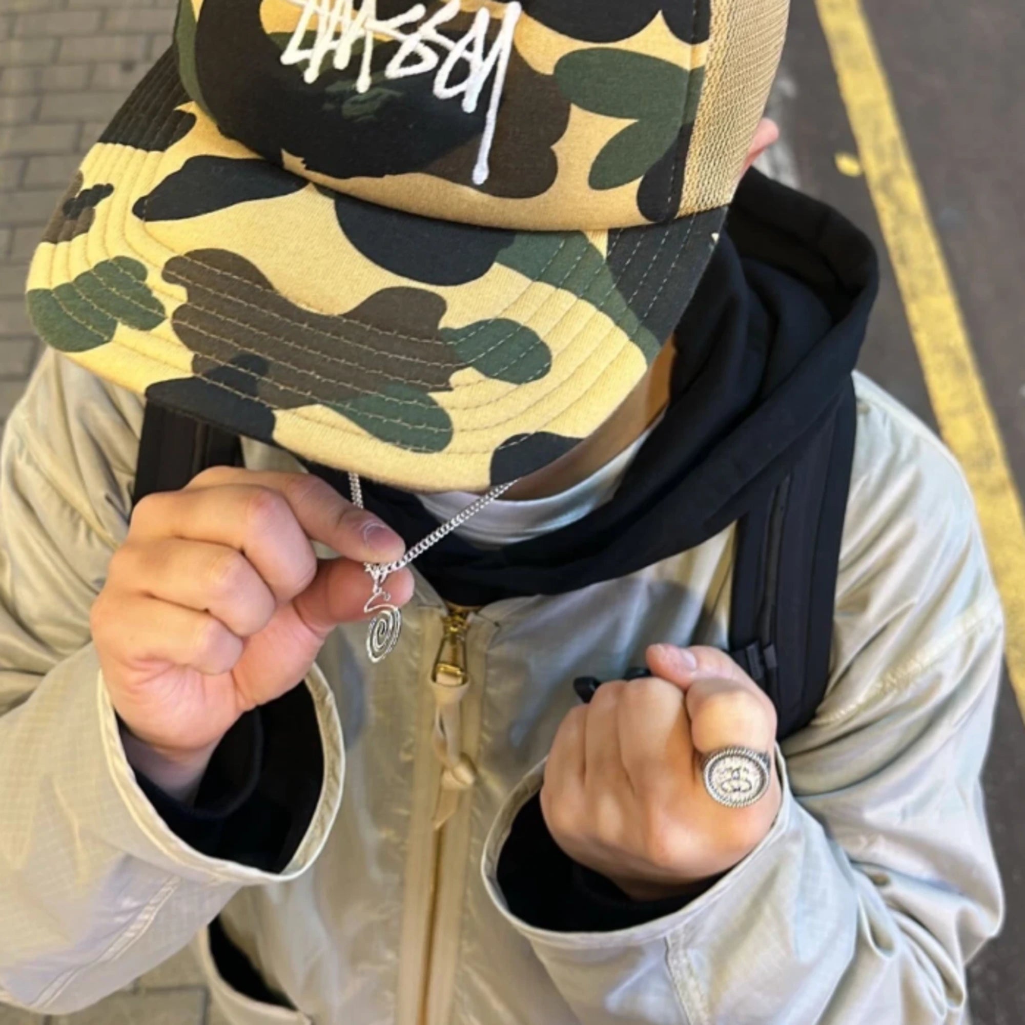 스투시 X 베이프 트러커캡 착용 이미지