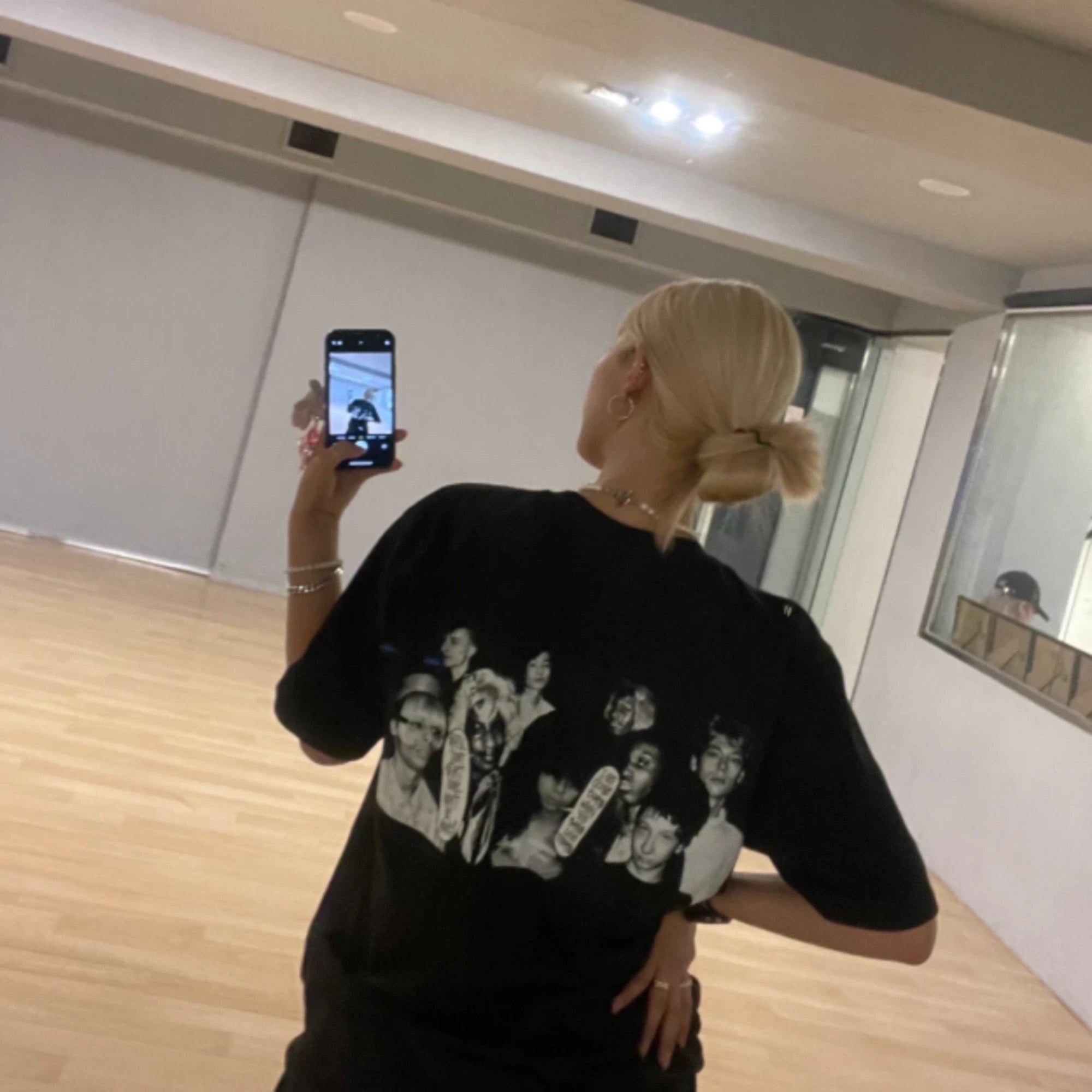 스투시 X 마틴 로즈 콜라주 반팔 티셔츠 착용 이미지