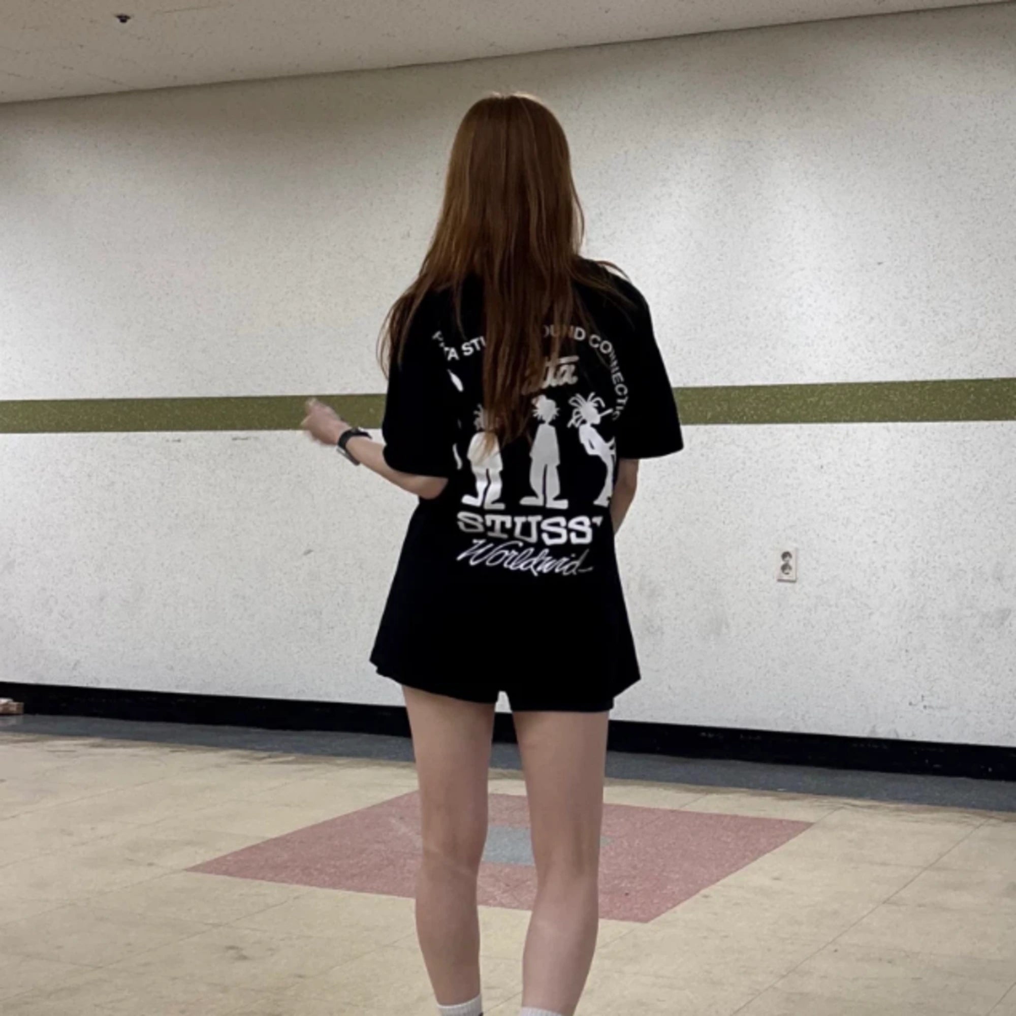 스투시 X 파타 사운드 커넥션 오버핏 반팔 티셔츠 착용 이미지