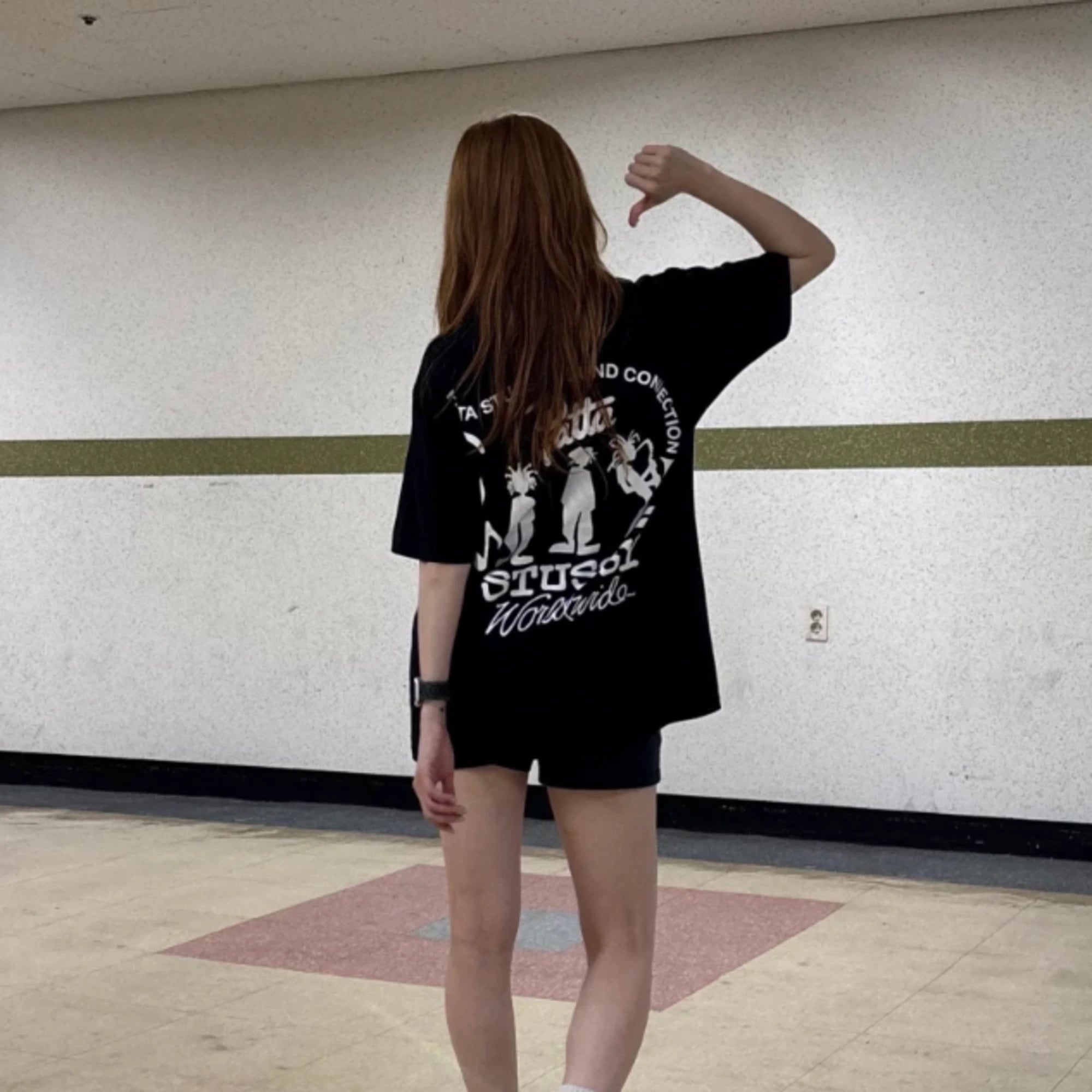 스투시 X 파타 사운드 커넥션 오버핏 반팔 티셔츠 착용 이미지
