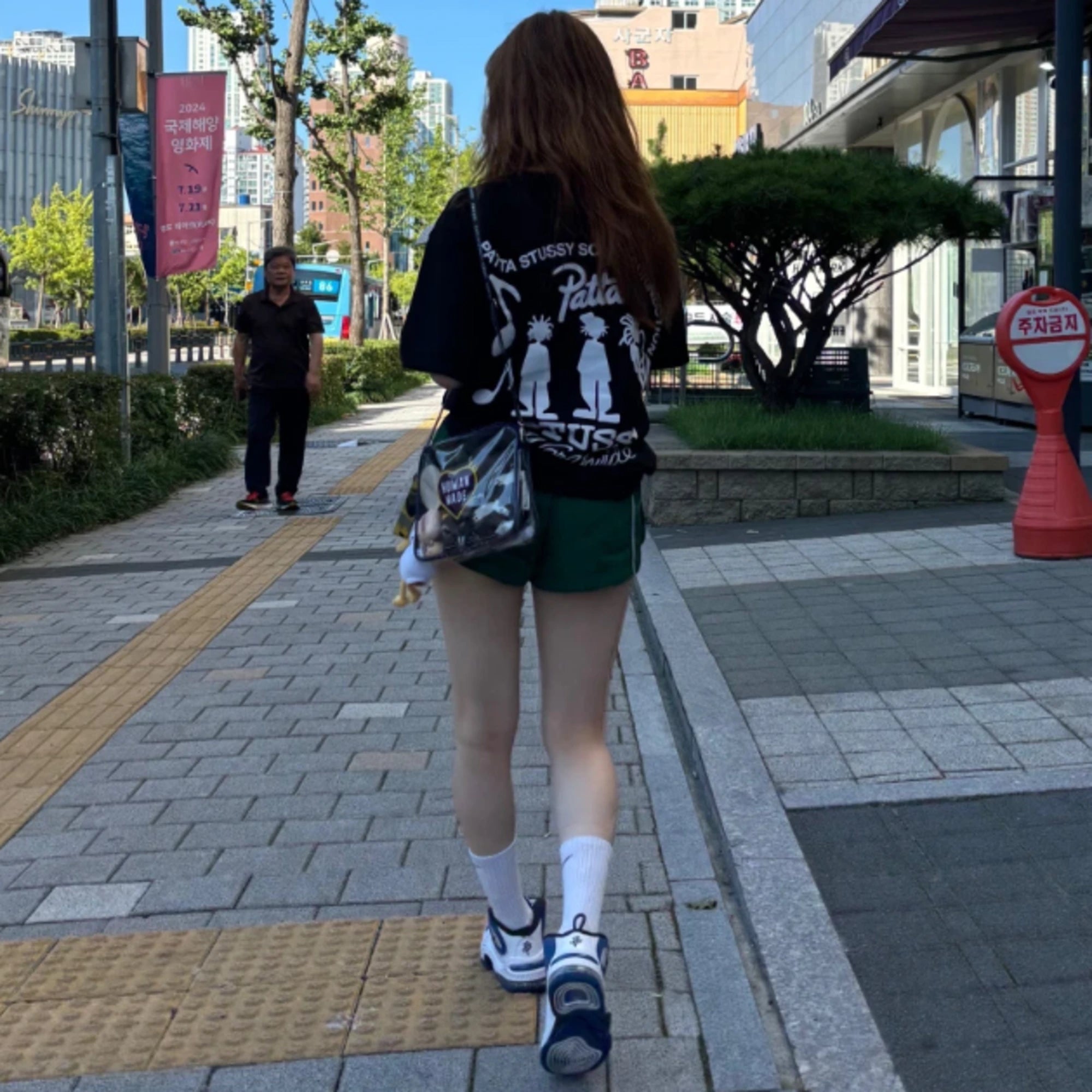 스투시 X 파타 사운드 커넥션 오버핏 반팔 티셔츠 착용 이미지