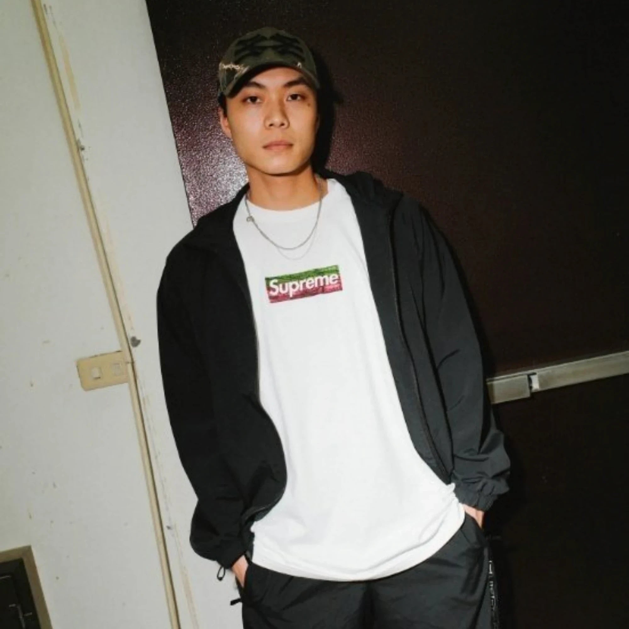 슈프림 파이어 릴리프 박스 로고 반팔 티셔츠 착용 이미지