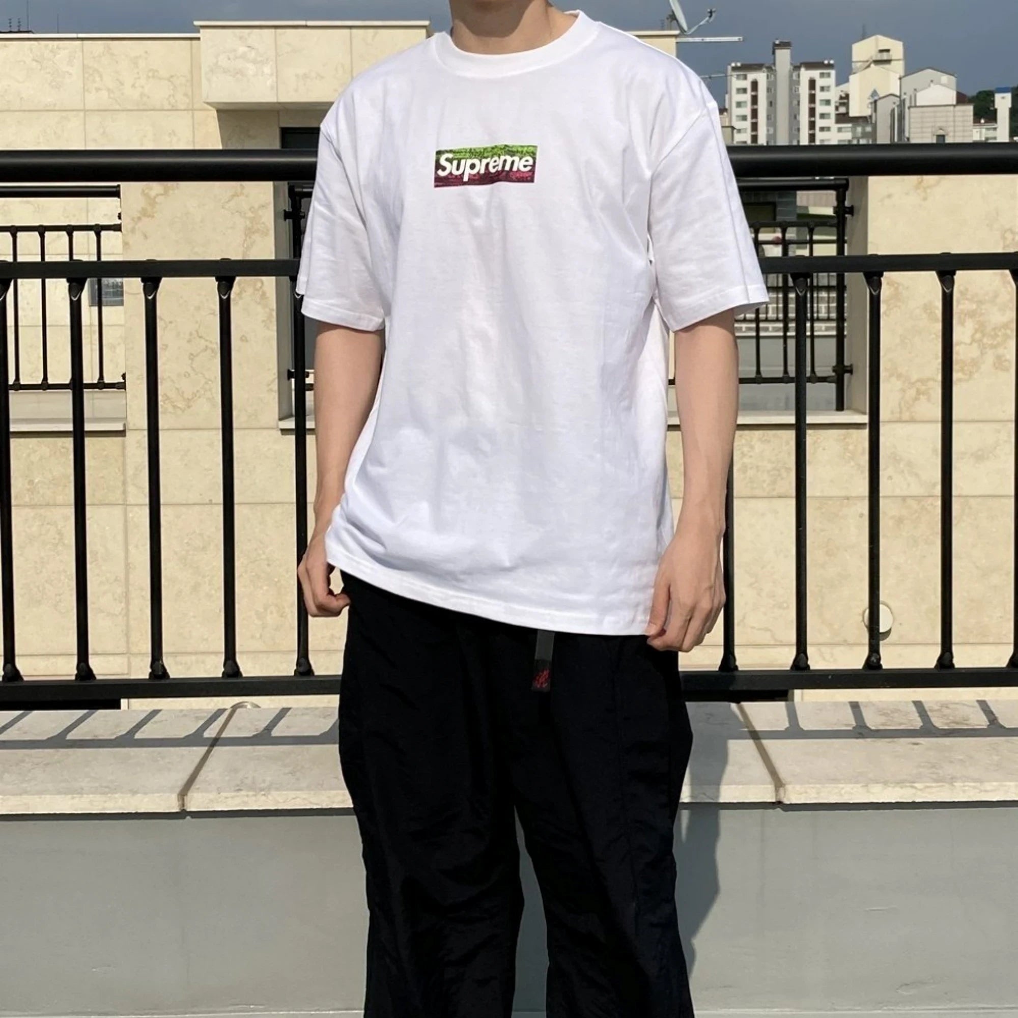 슈프림 파이어 릴리프 박스 로고 반팔 티셔츠 착용 이미지
