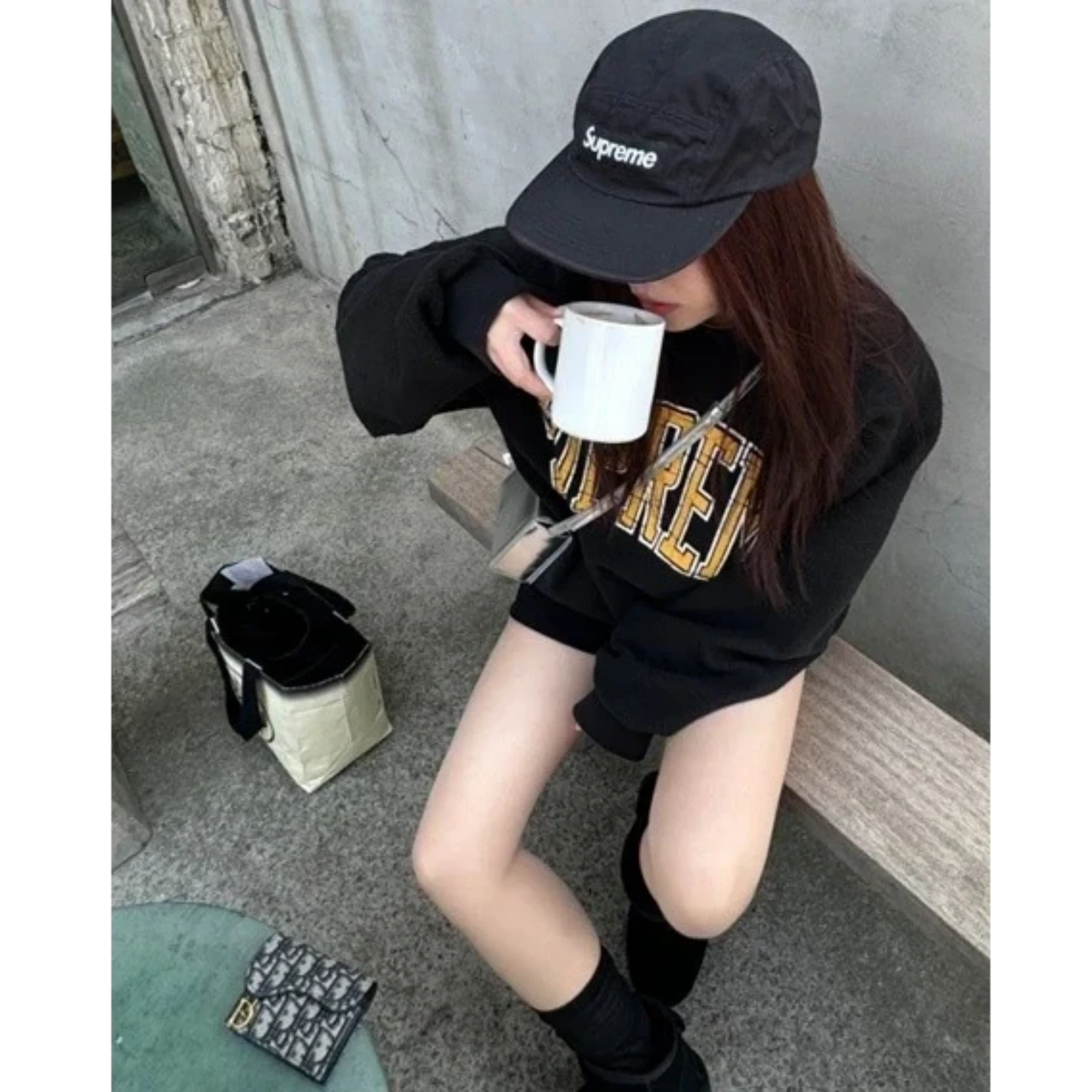 슈프림 인사이드 아웃 맨투맨 착용 이미지