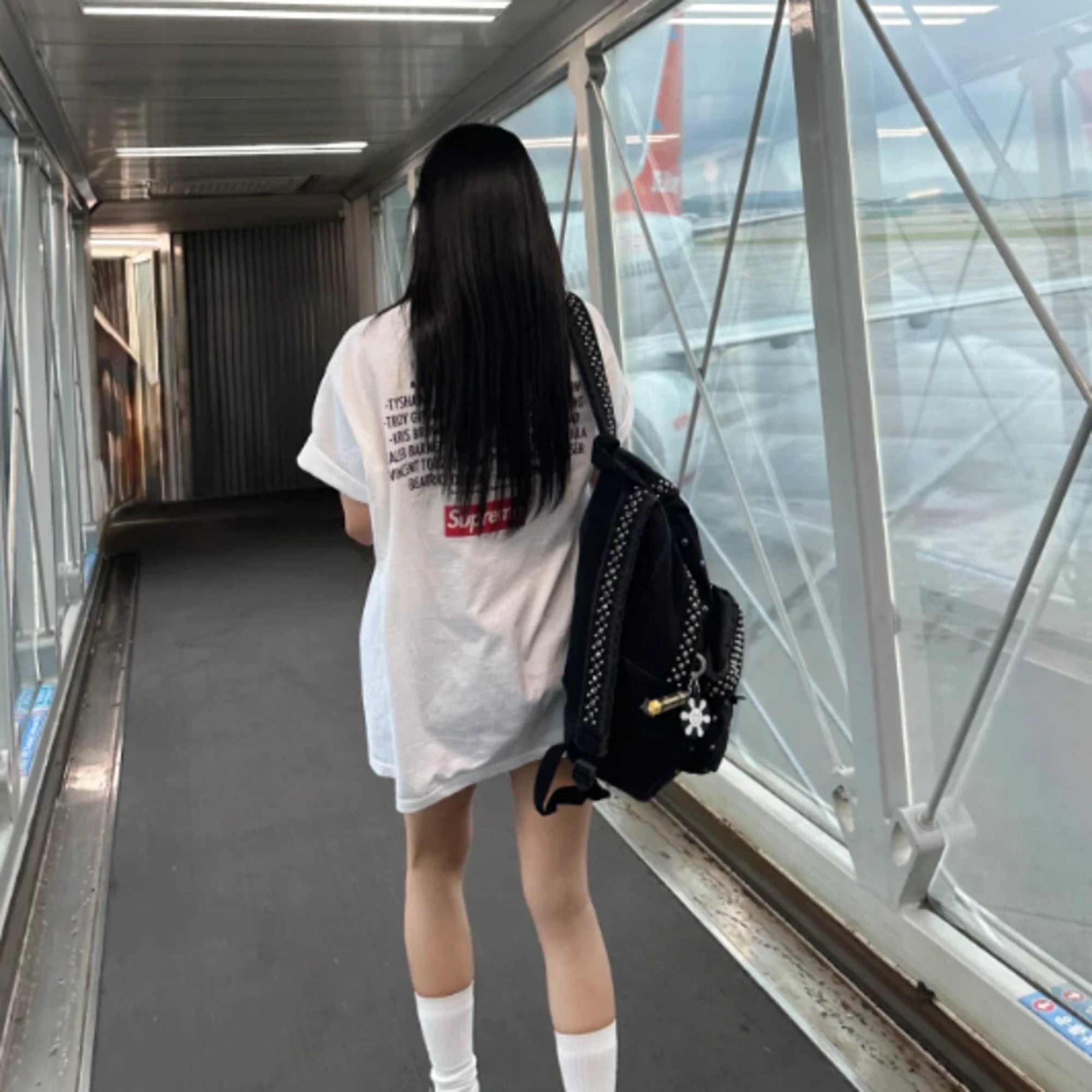 슈프림 플레이 데드 오버핏 반팔 티셔츠 착용 이미지