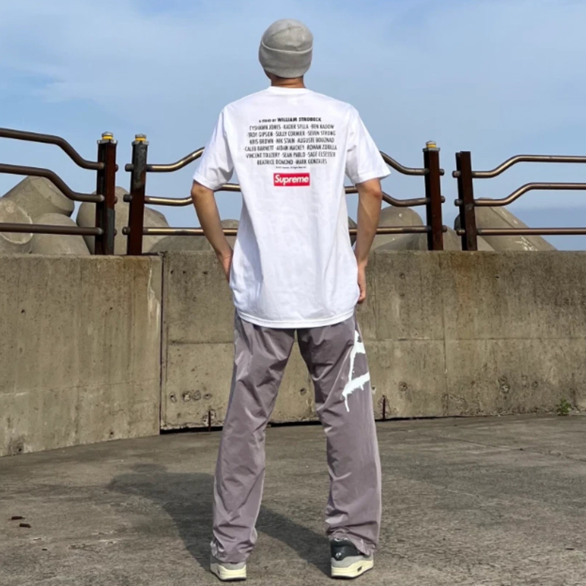 슈프림 플레이 데드 오버핏 반팔 티셔츠 착용 이미지