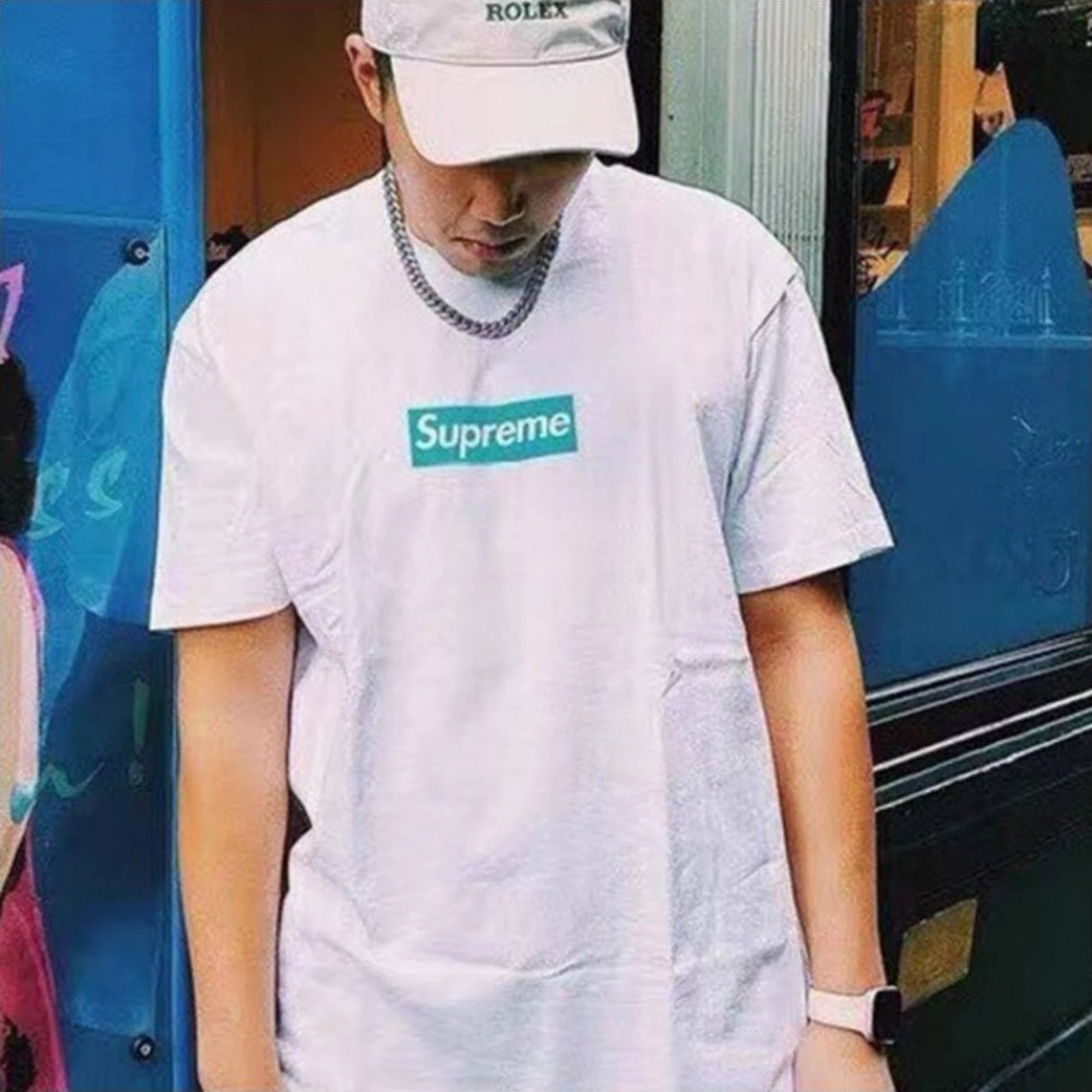 슈프림 X 티파니앤코 박스 로고 반팔 티셔츠 착용 이미지