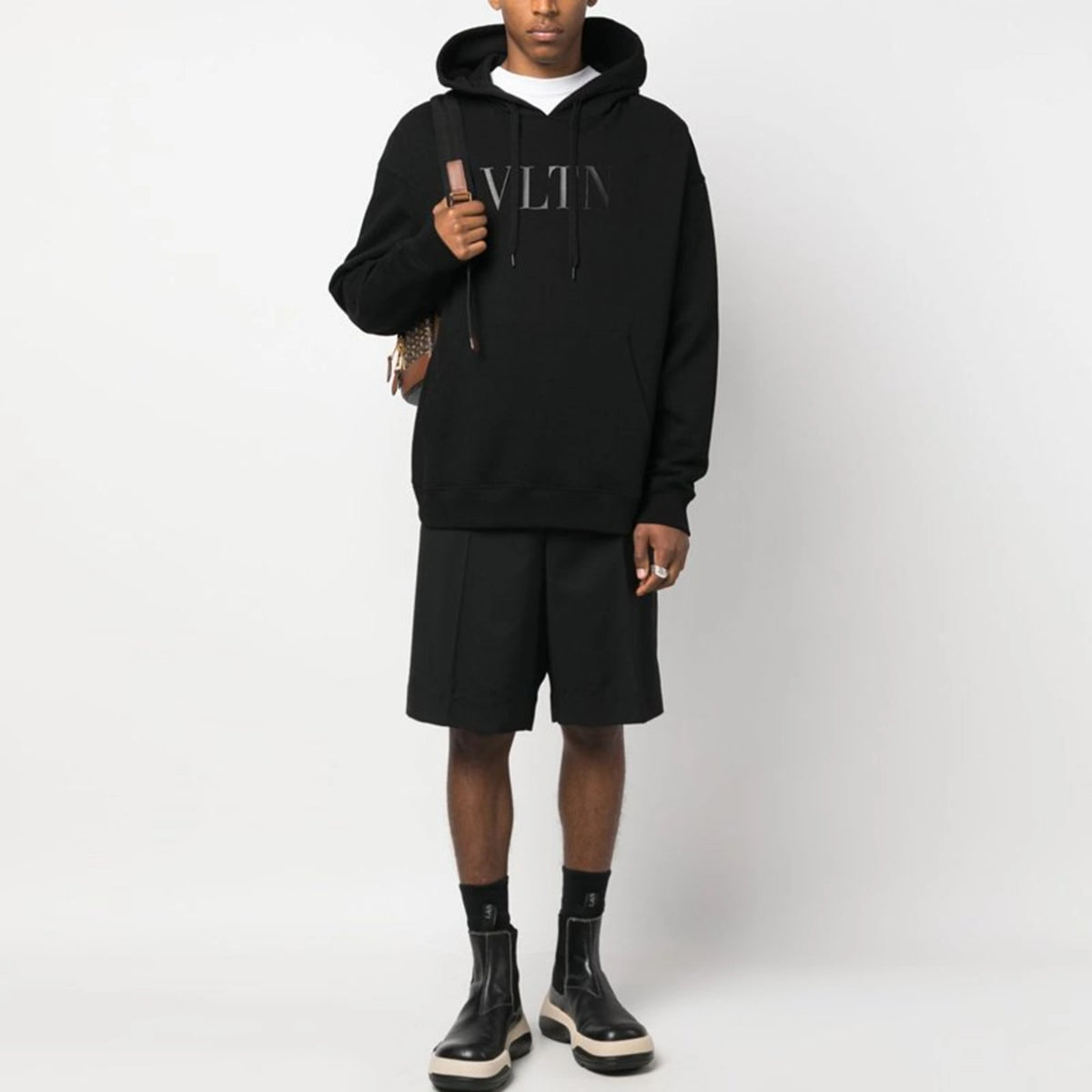 발렌티노 VLTN 로고 후드티 E73549 착용 이미지
