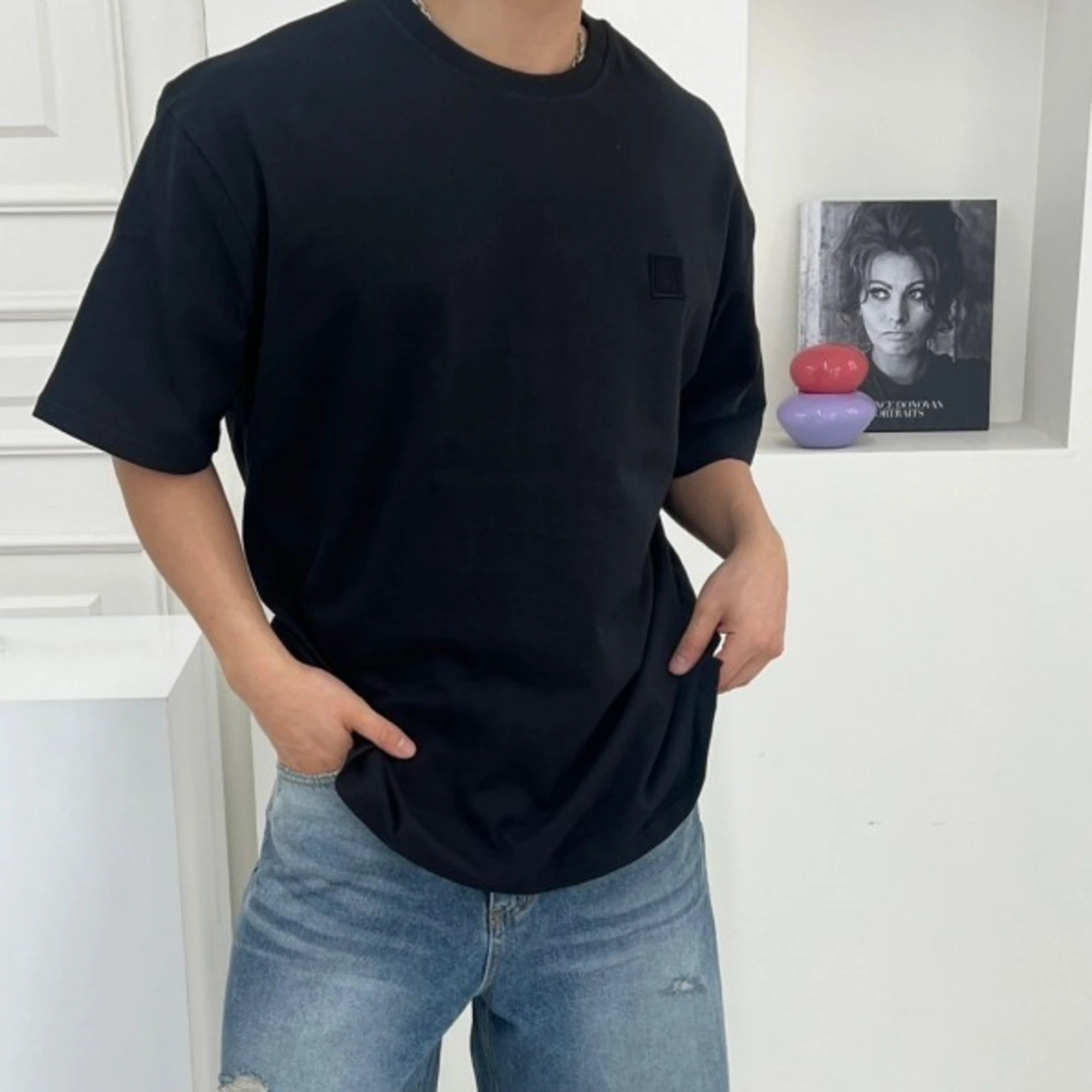 우영미 3D 코랄 백로고 반팔 티셔츠 착용 이미지