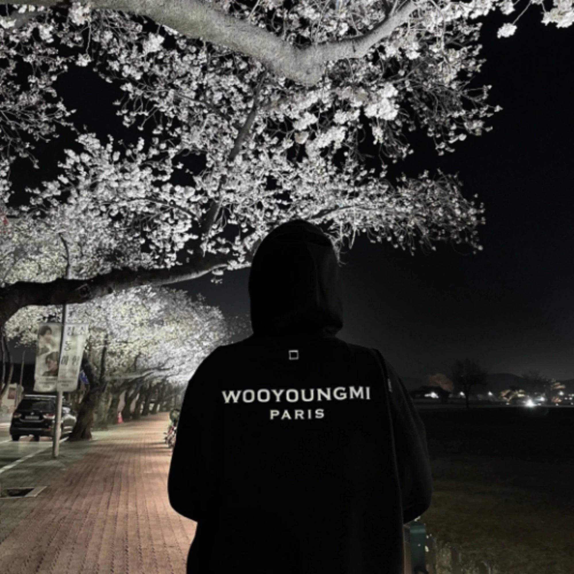 우영미 백로고 후드 티셔츠 착용 이미지