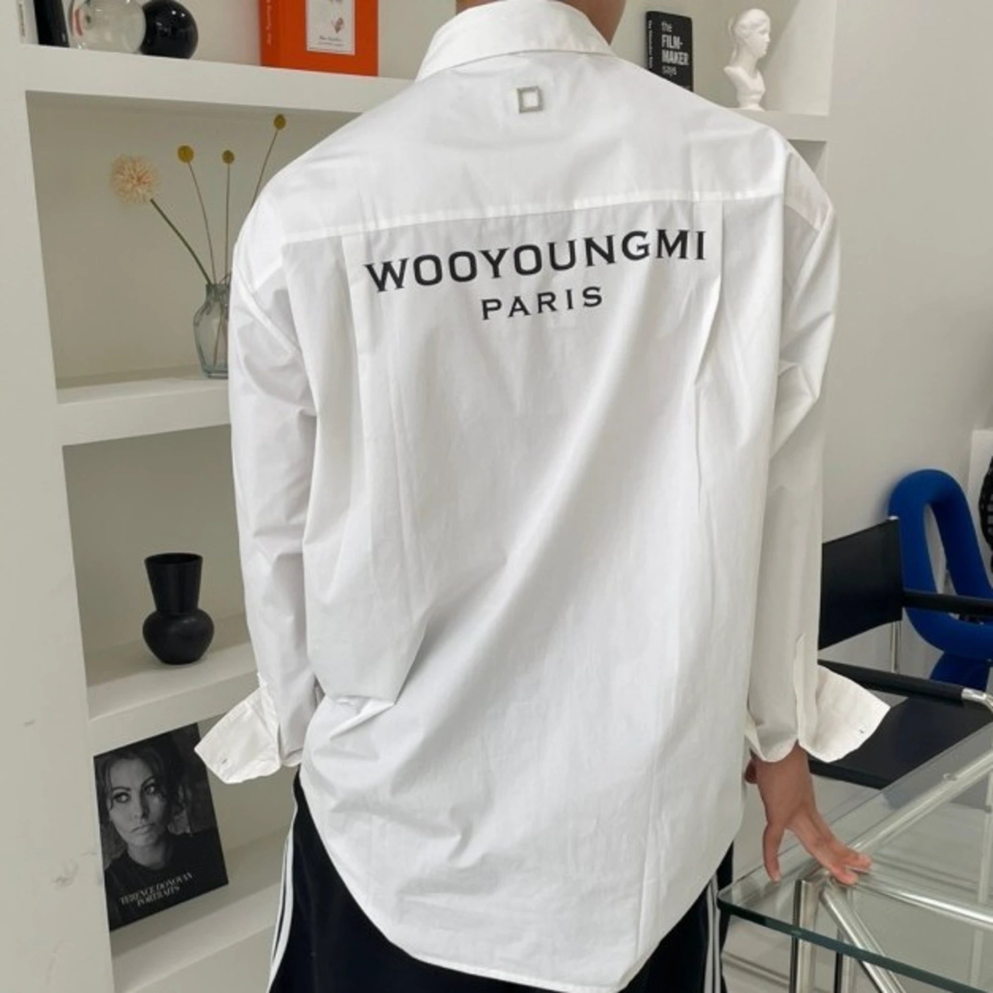 우영미 백로고 셔츠 착용 이미지