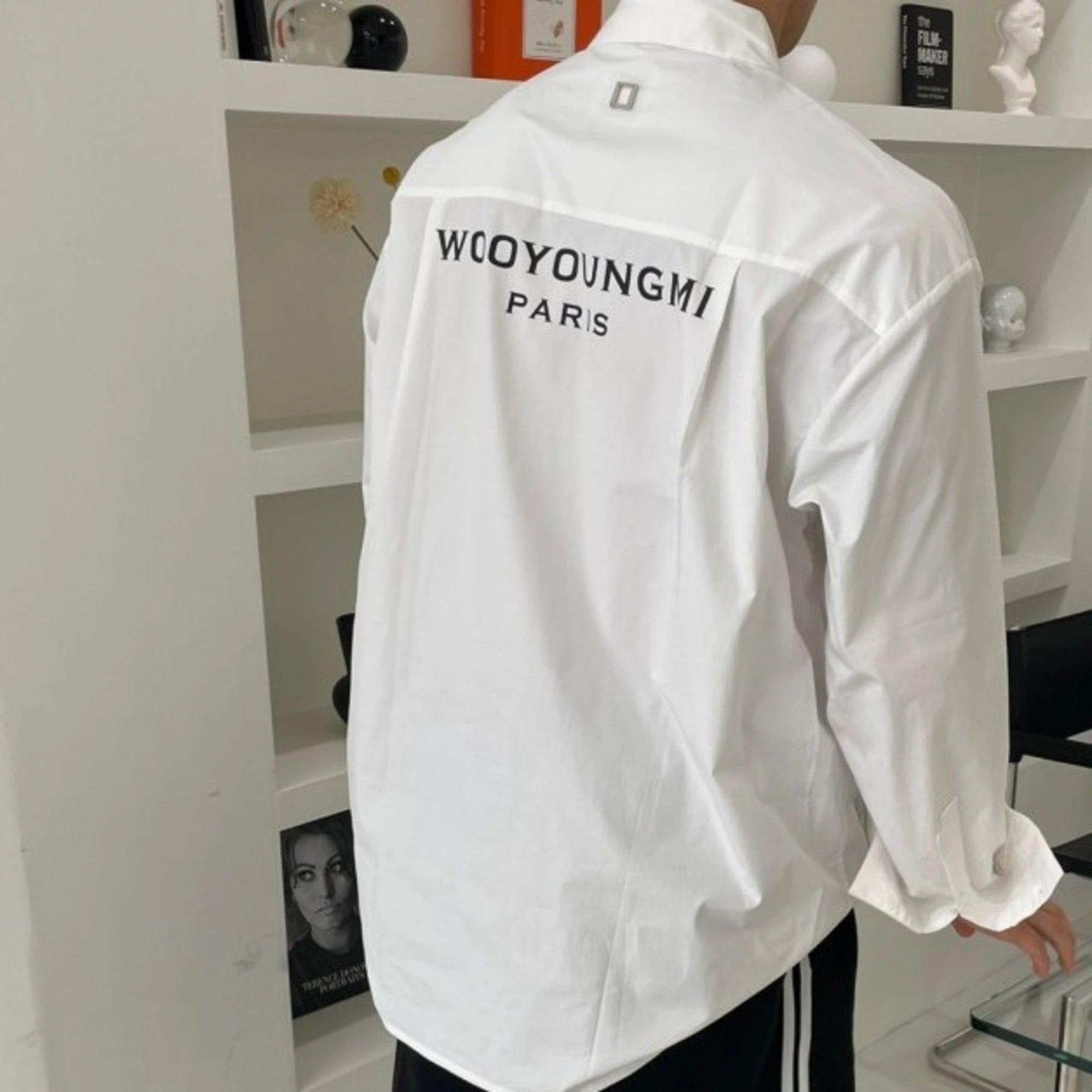 우영미 백로고 셔츠 착용 이미지