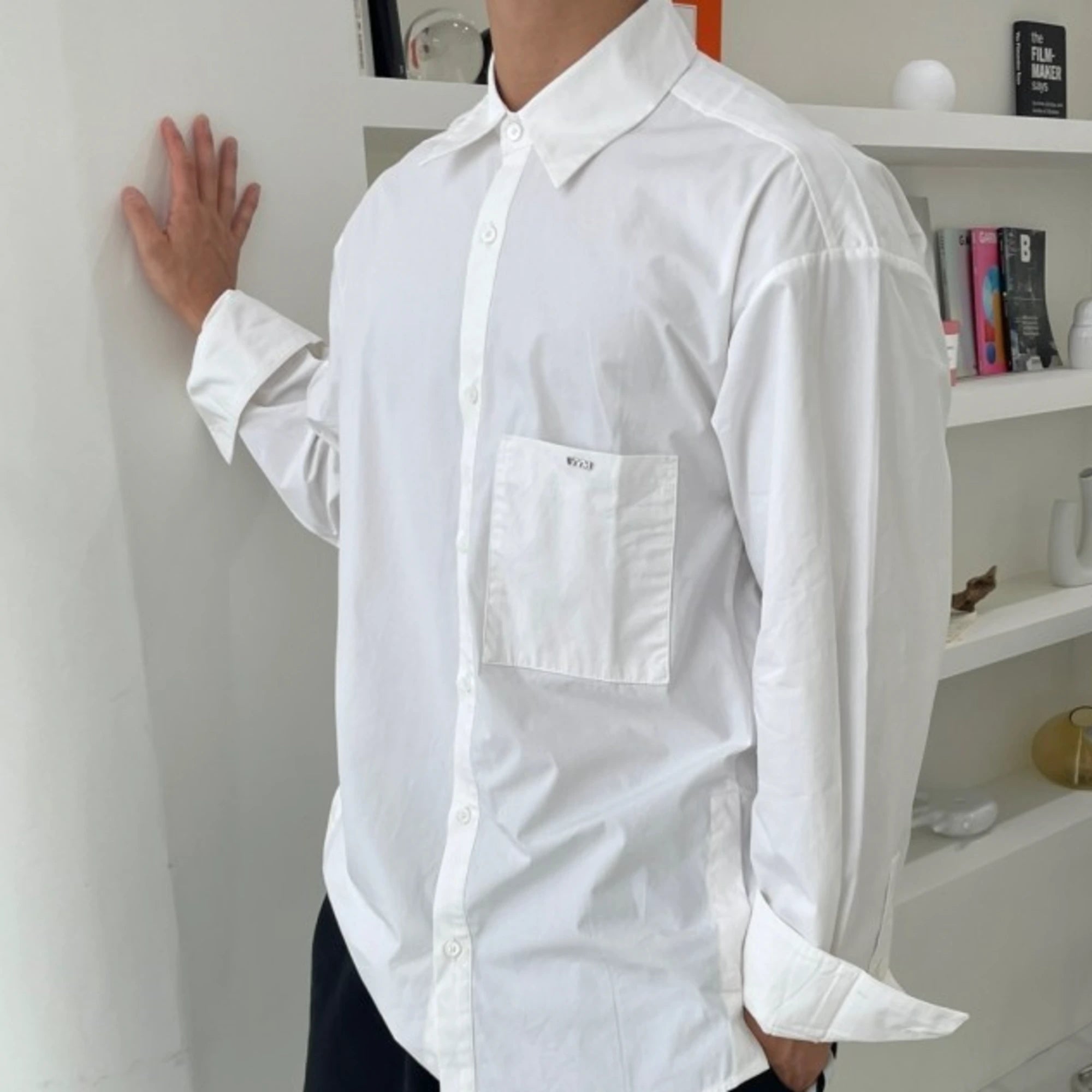 우영미 백로고 셔츠 착용 이미지