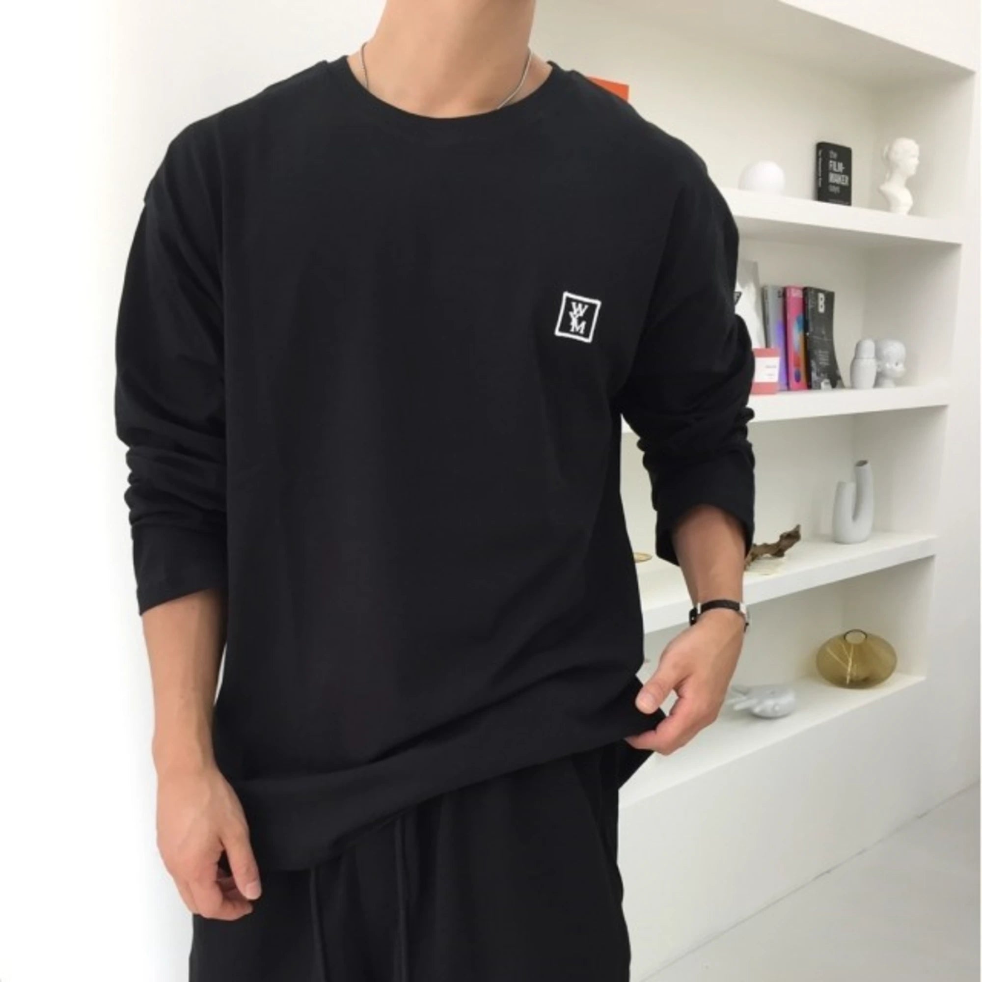 우영미 백로고 긴팔 티셔츠 착용 이미지
