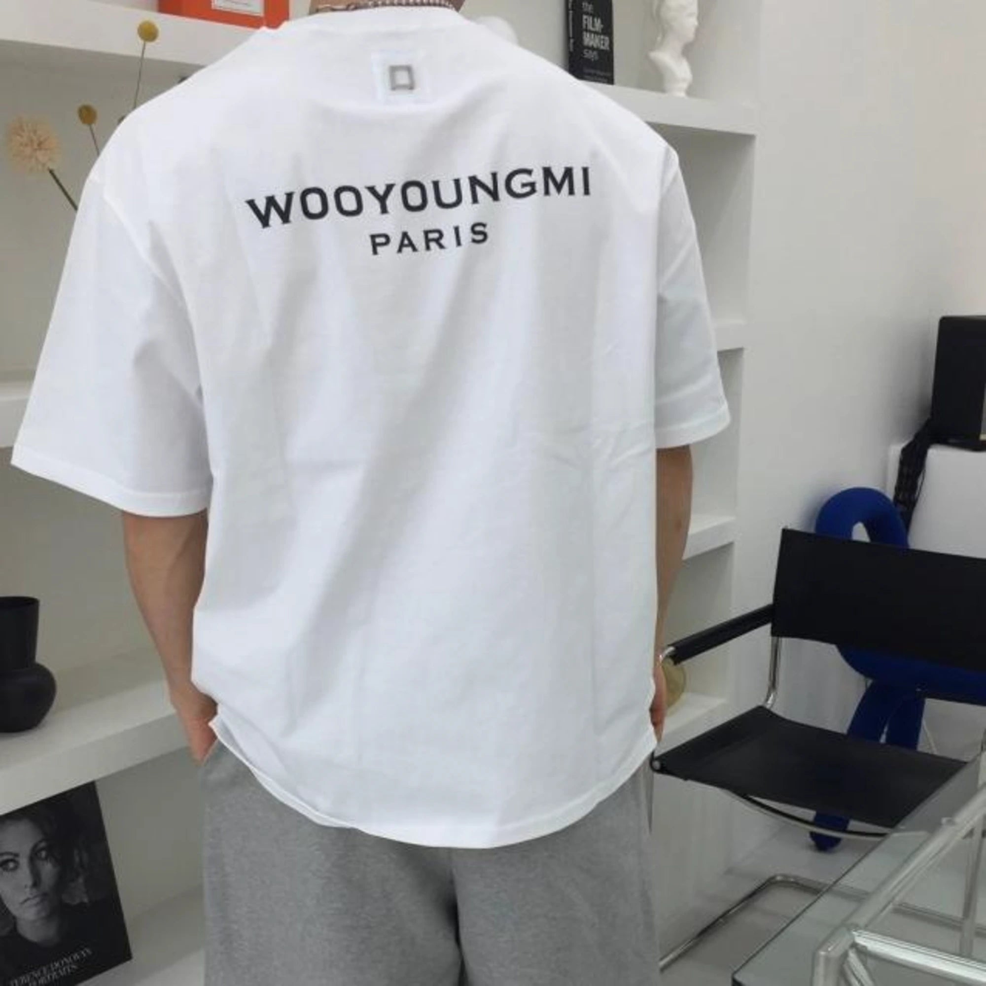 우영미 백로고 반팔 티셔츠 착용 이미지