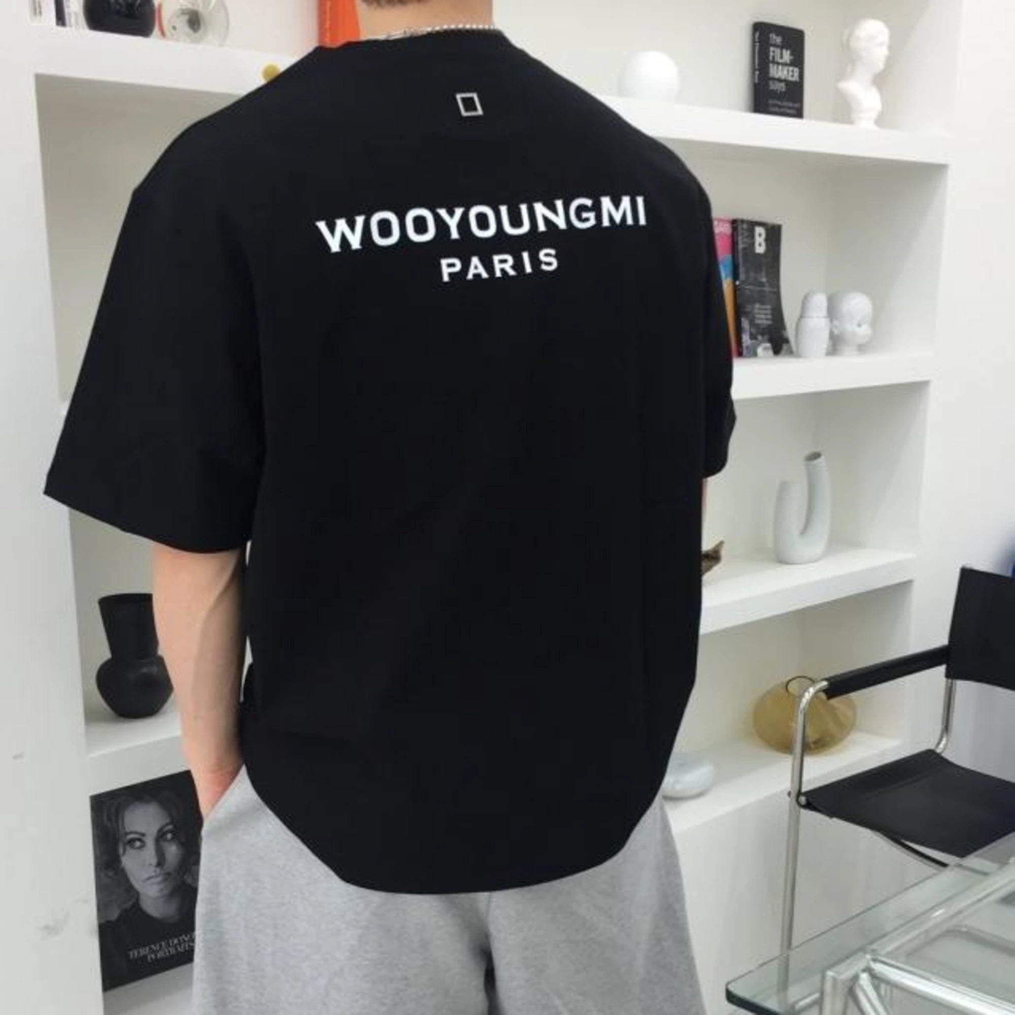 우영미 백로고 반팔 티셔츠 착용 이미지