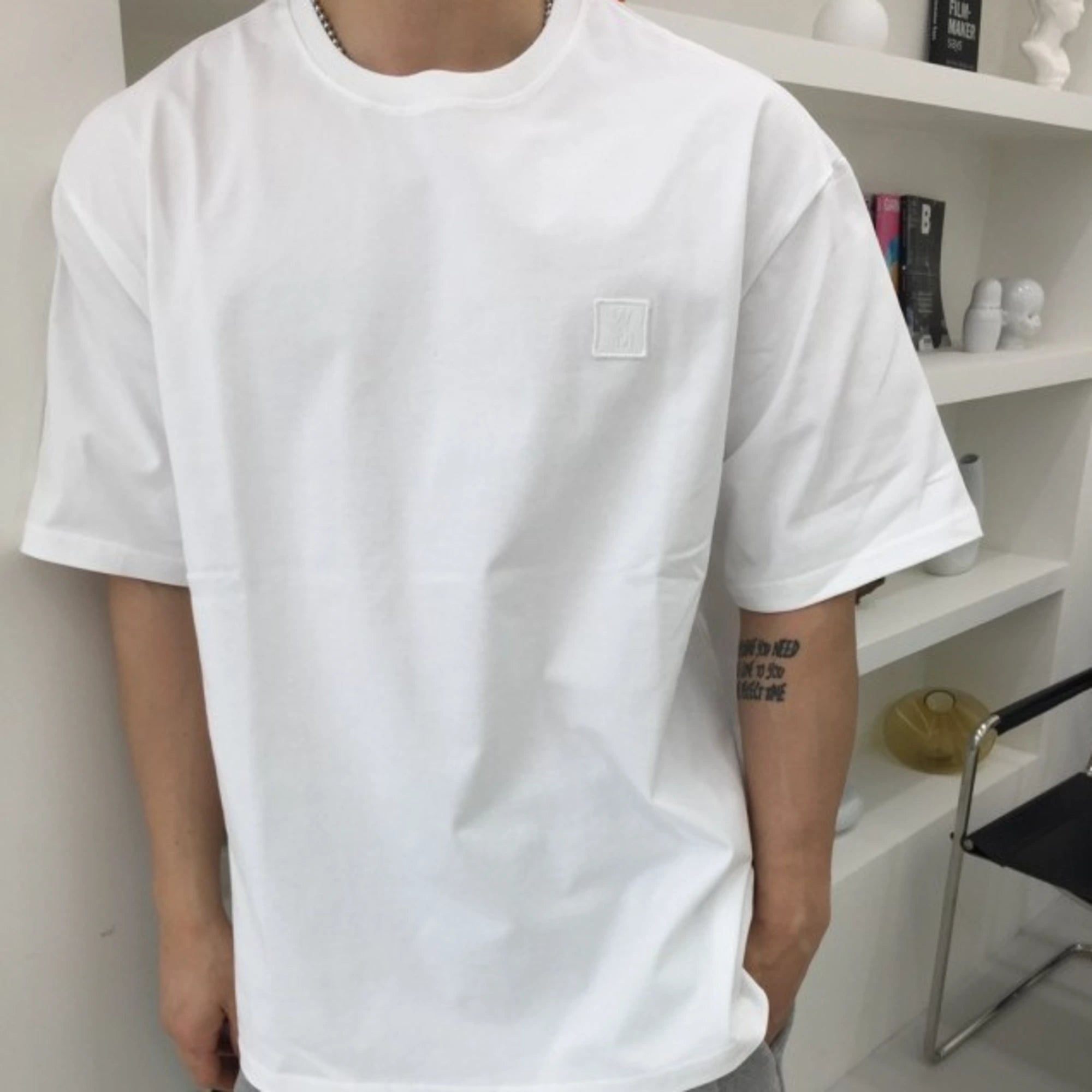 우영미 플라워 백로고 반팔 티셔츠 W233TS06708B 착용 이미지