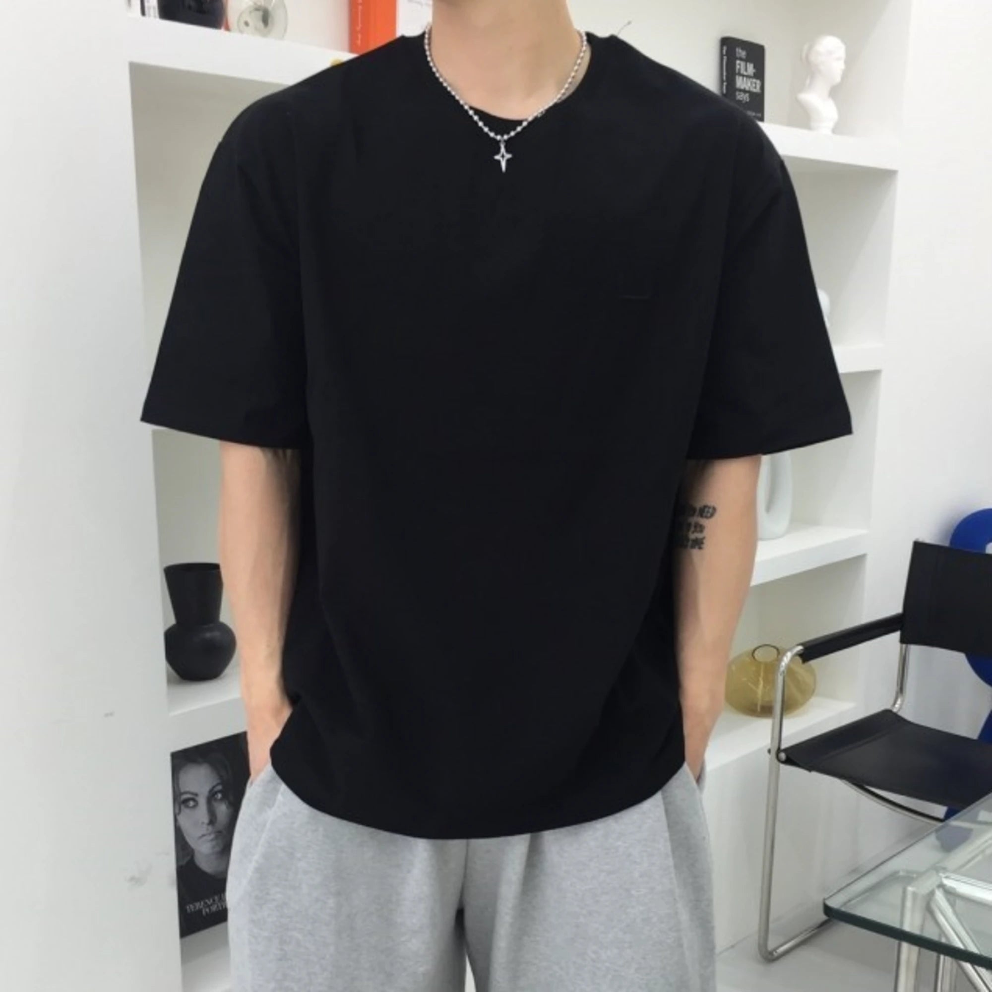 우영미 플라워 백로고 반팔 티셔츠 W233TS06708B 착용 이미지