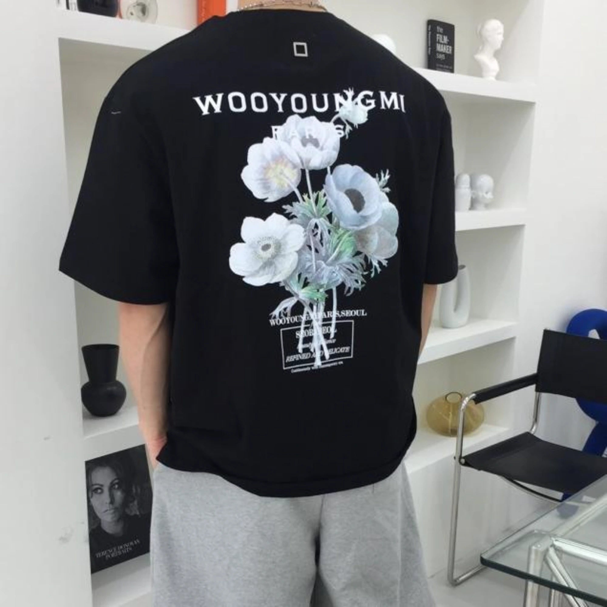 우영미 플라워 백로고 반팔 티셔츠 W233TS06708B 착용 이미지