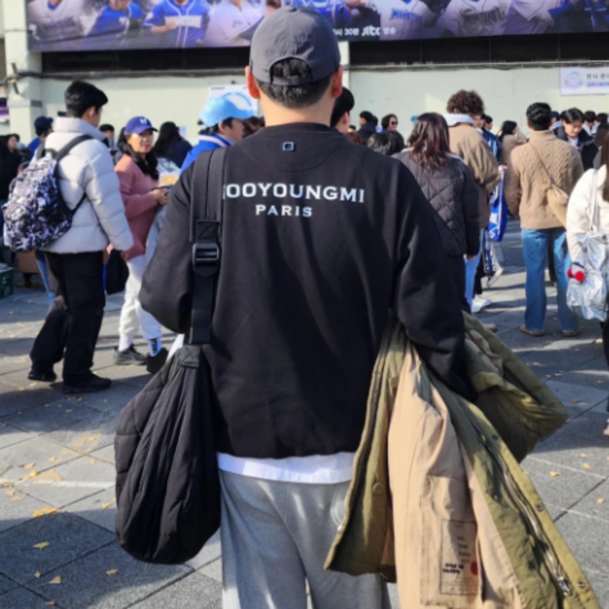 우영미 백로고 맨투맨 착용 이미지