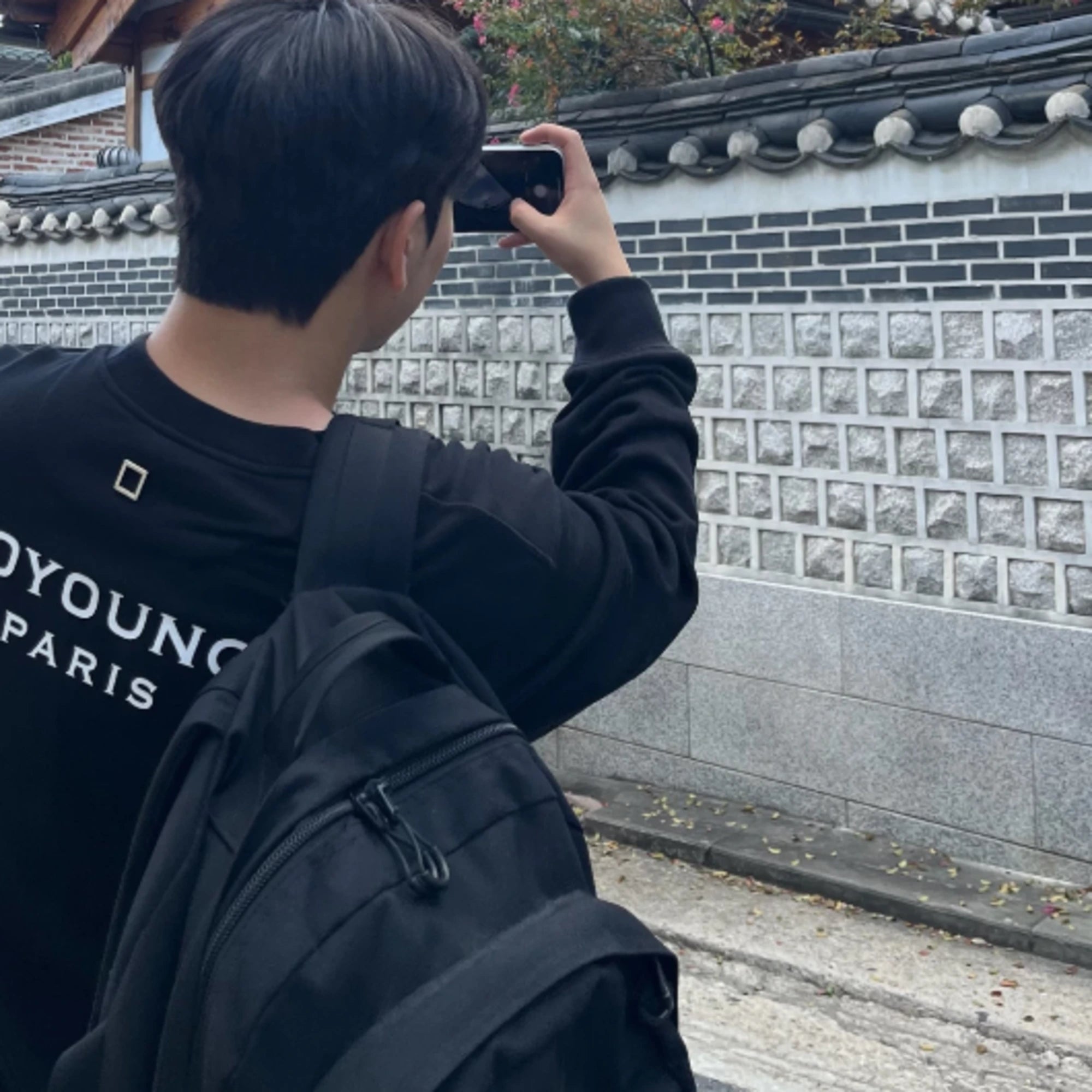 우영미 백로고 맨투맨 착용 이미지