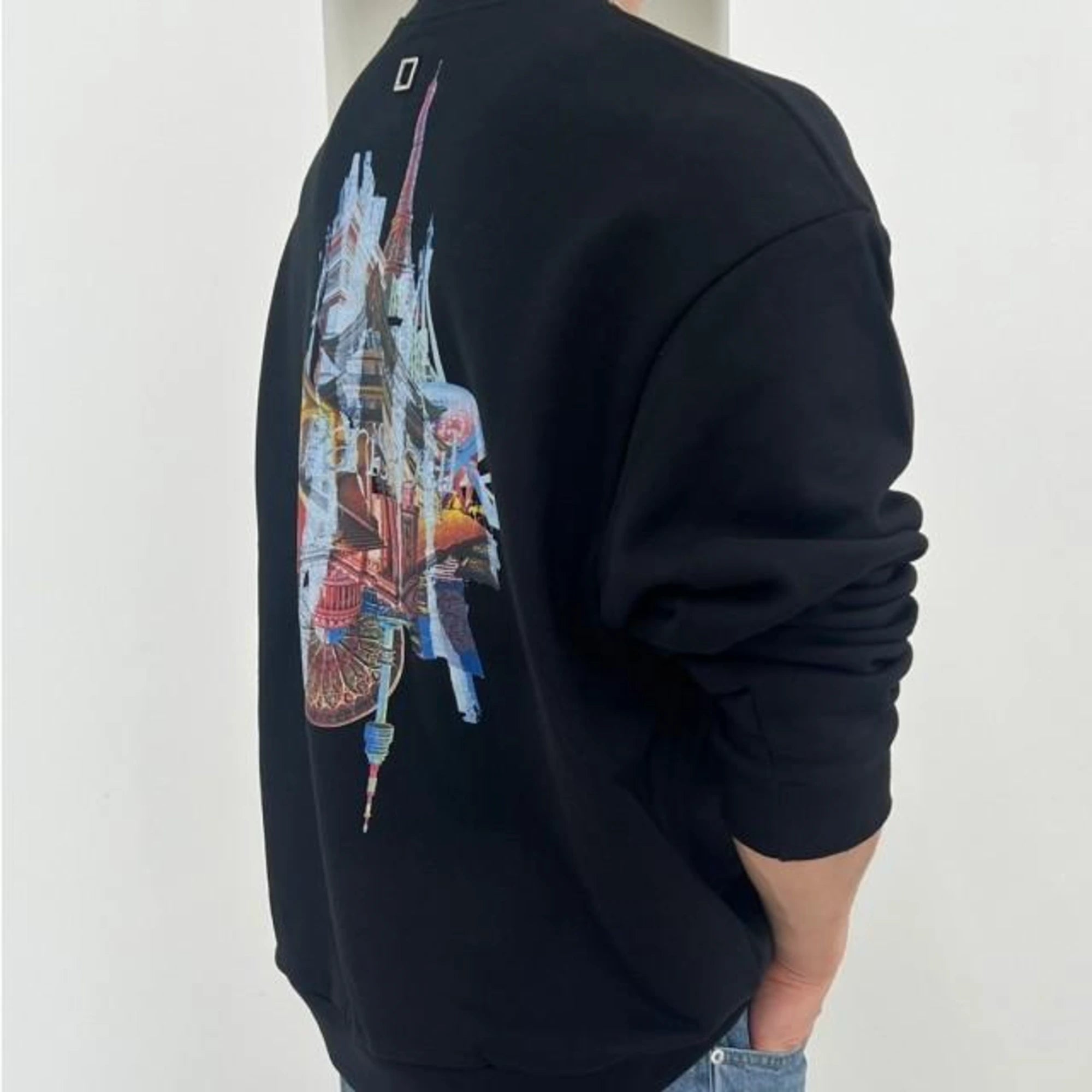 우영미 시티 그래픽 맨투맨 착용 이미지