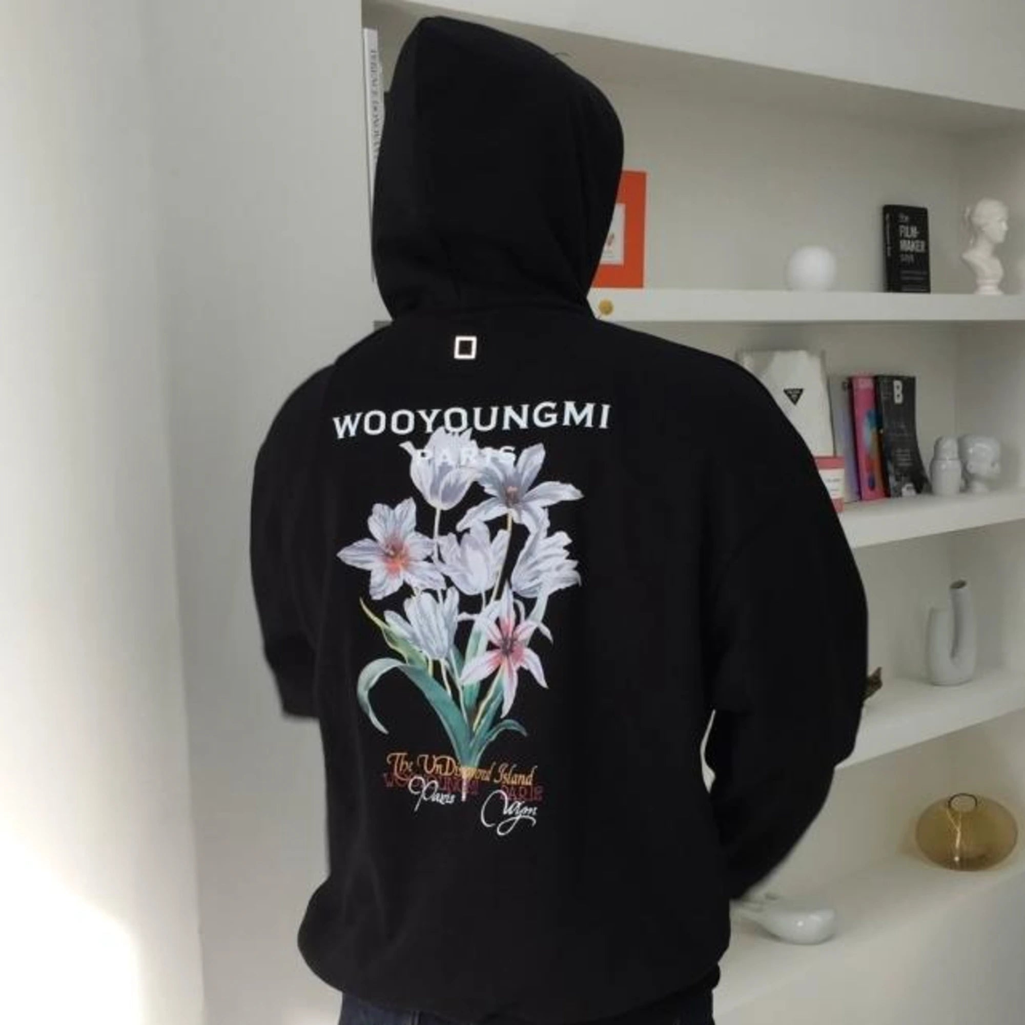 우영미 플라워 백로고 후드 티셔츠 착용 이미지