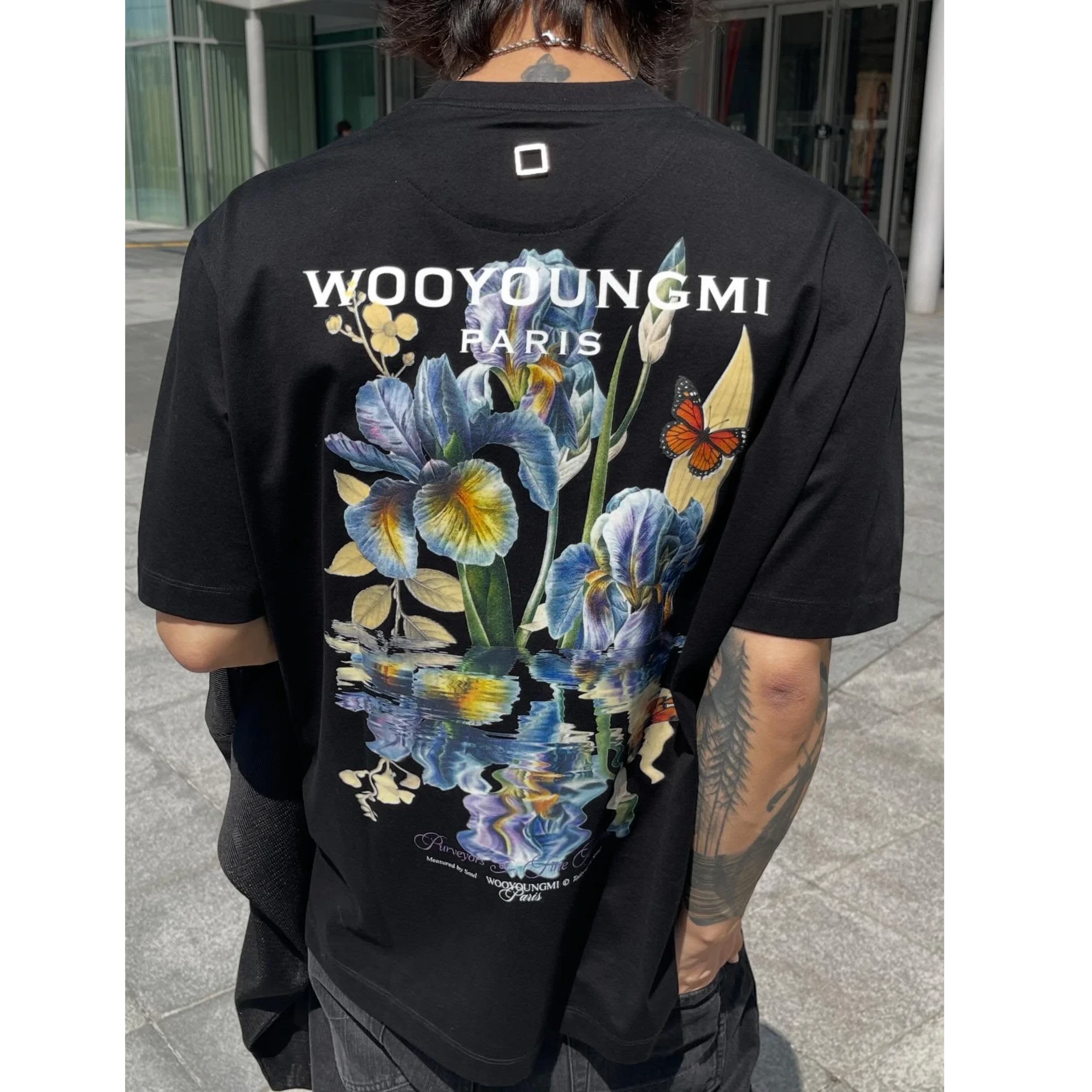 우영미 플라워 백로고 반팔 티셔츠 착용 이미지
