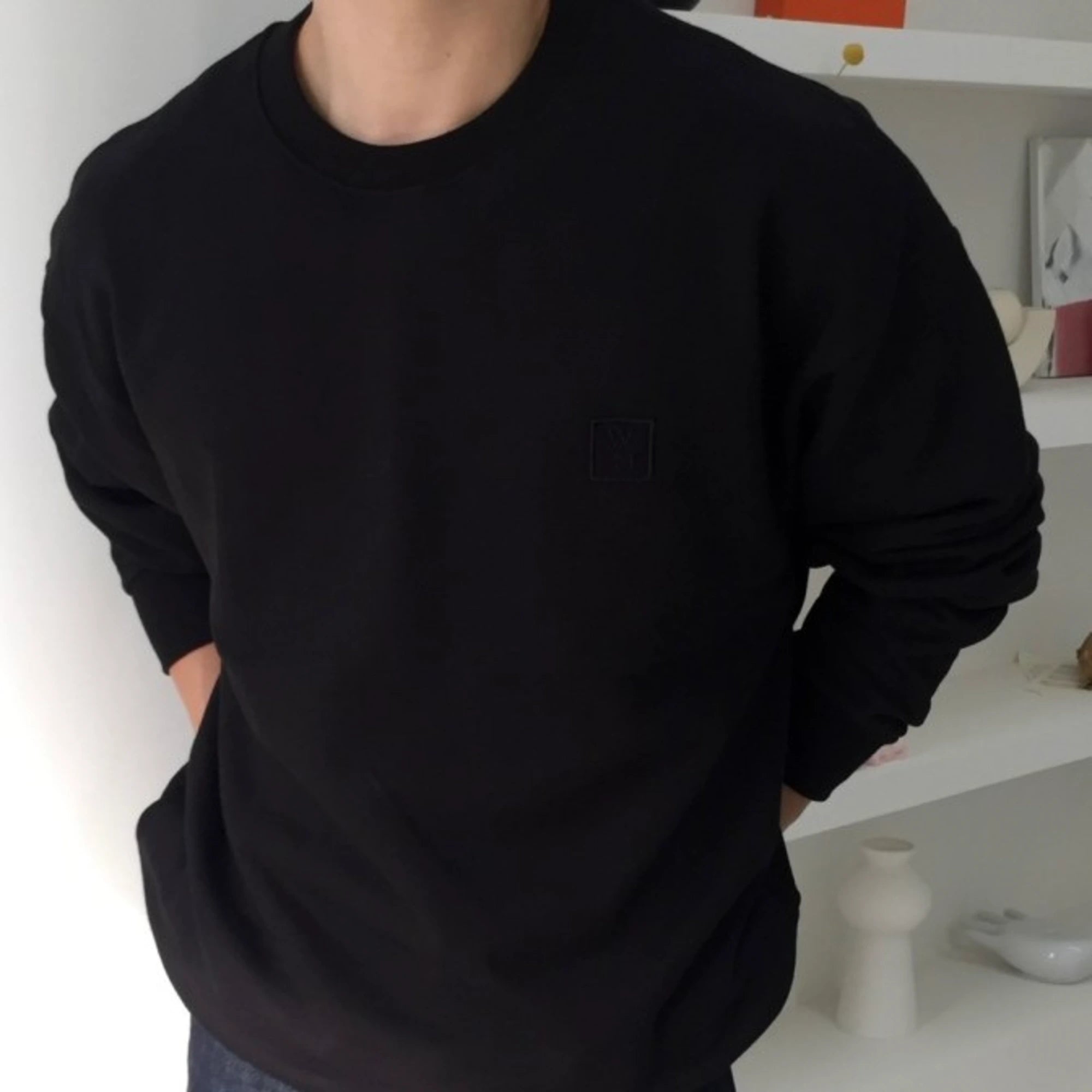 우영미 플라워 백로고 맨투맨 착용 이미지