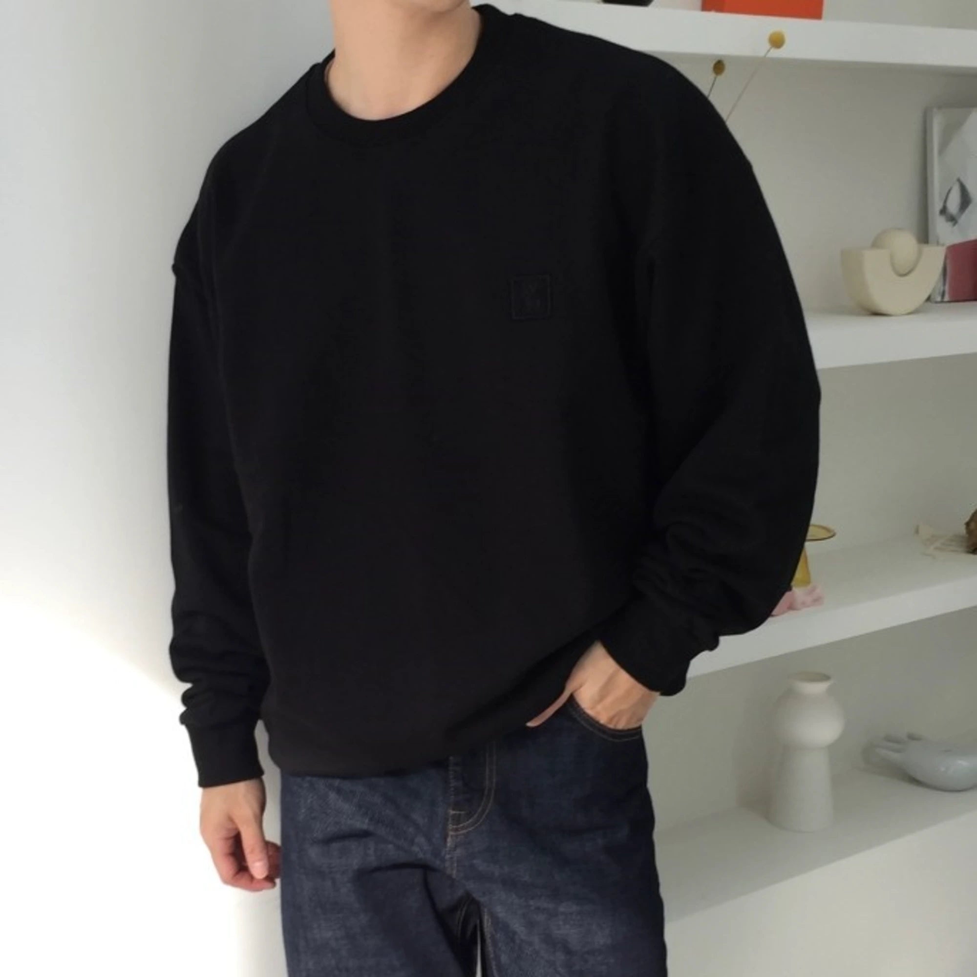 우영미 플라워 백로고 맨투맨 착용 이미지