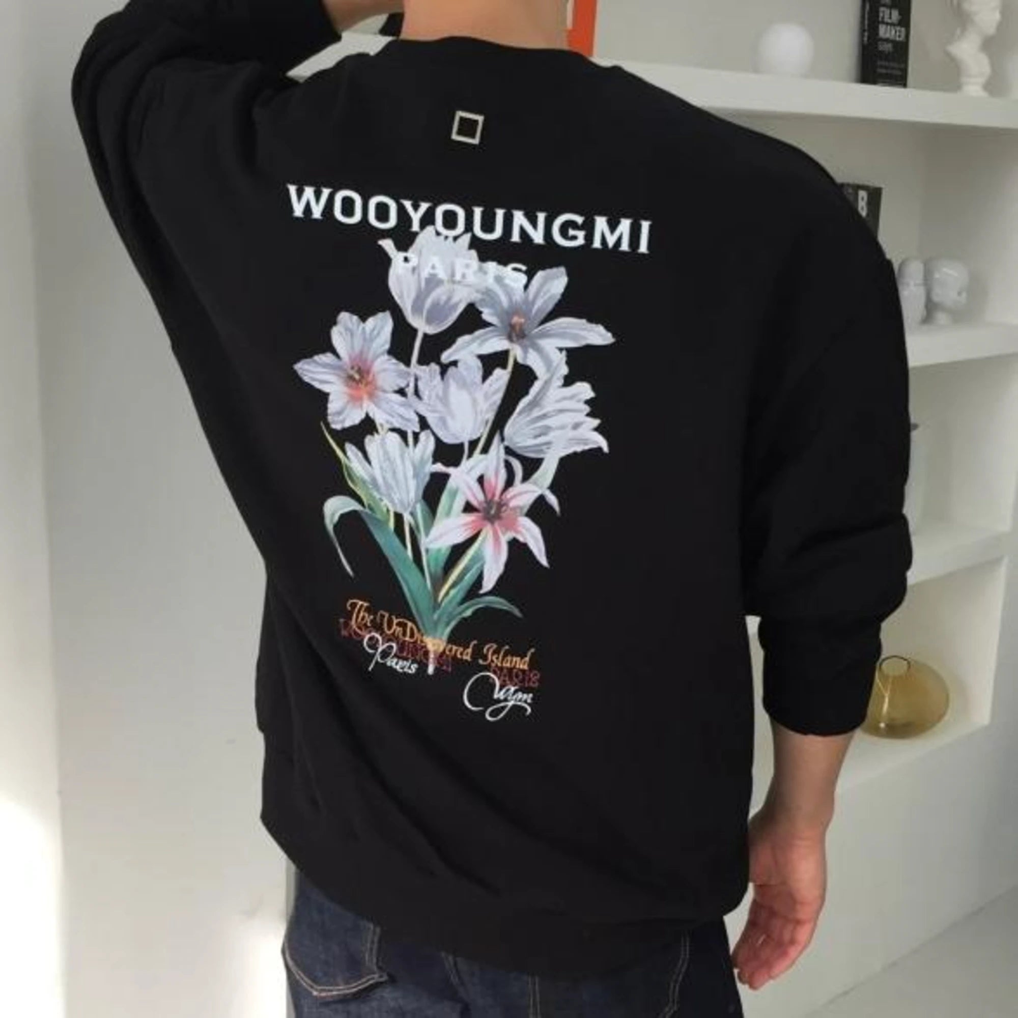 우영미 플라워 백로고 맨투맨 착용 이미지