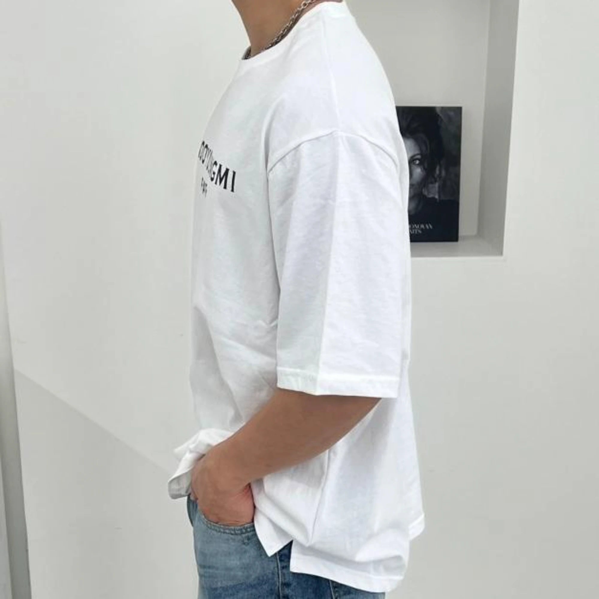 우영미 프론트 로고 반팔 티셔츠 착용 이미지