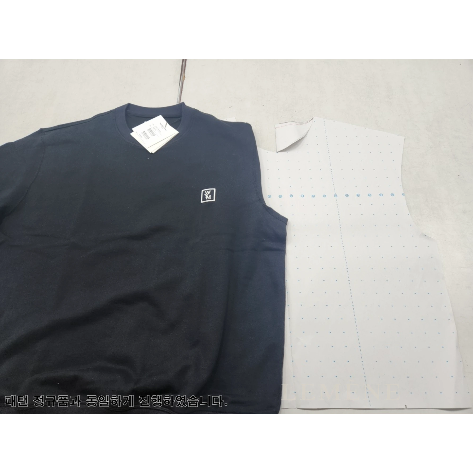 우영미 그라데이션 엠보싱 백로고 후드 티셔츠 디테일 이미지