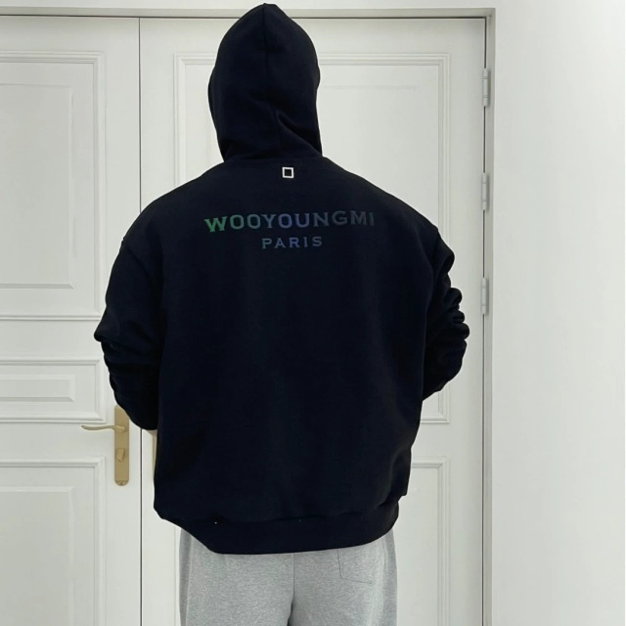 우영미 그라데이션 엠보싱 백로고 후드 티셔츠 착용 이미지