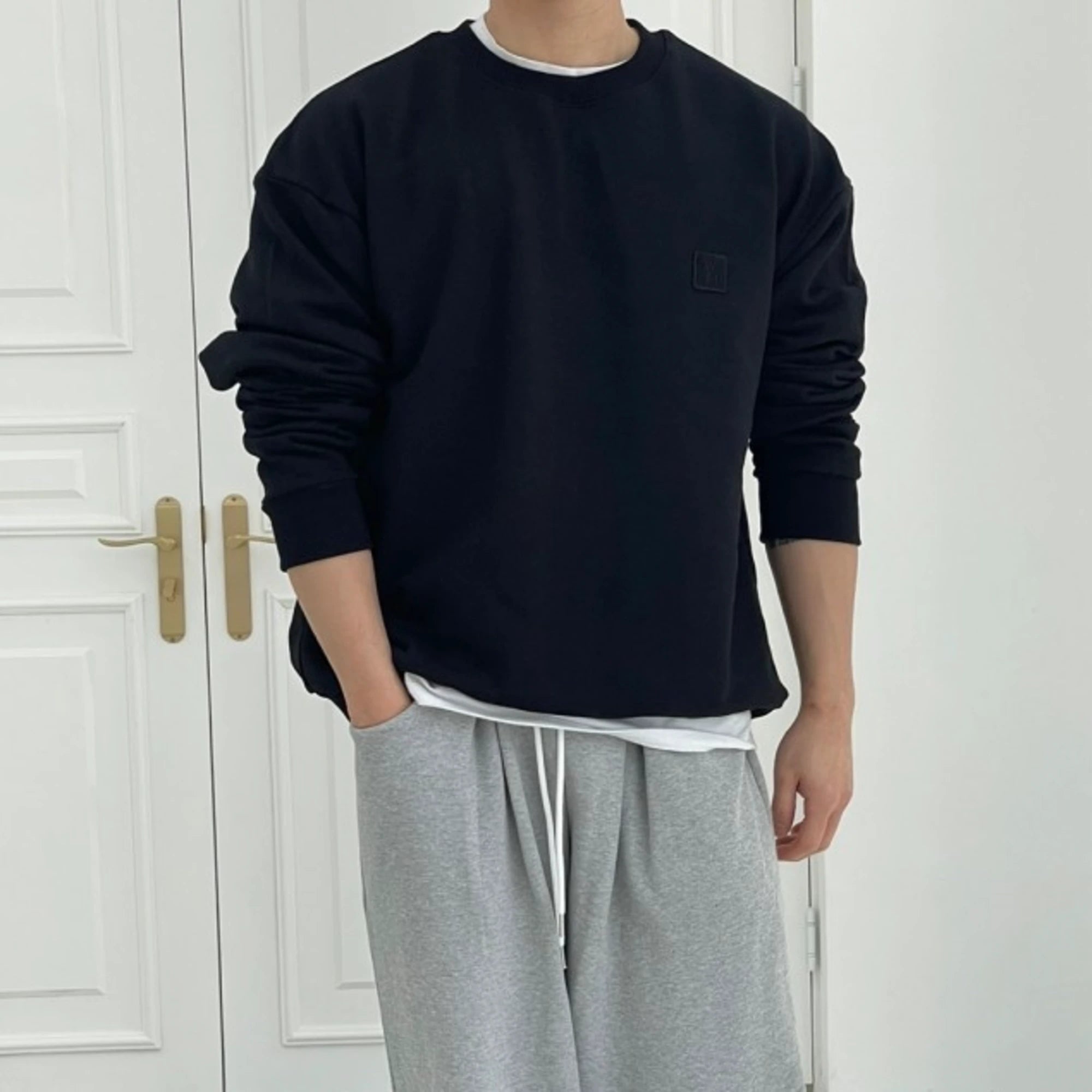 우영미 그라데이션 엠보싱 백로고 맨투맨 착용 이미지